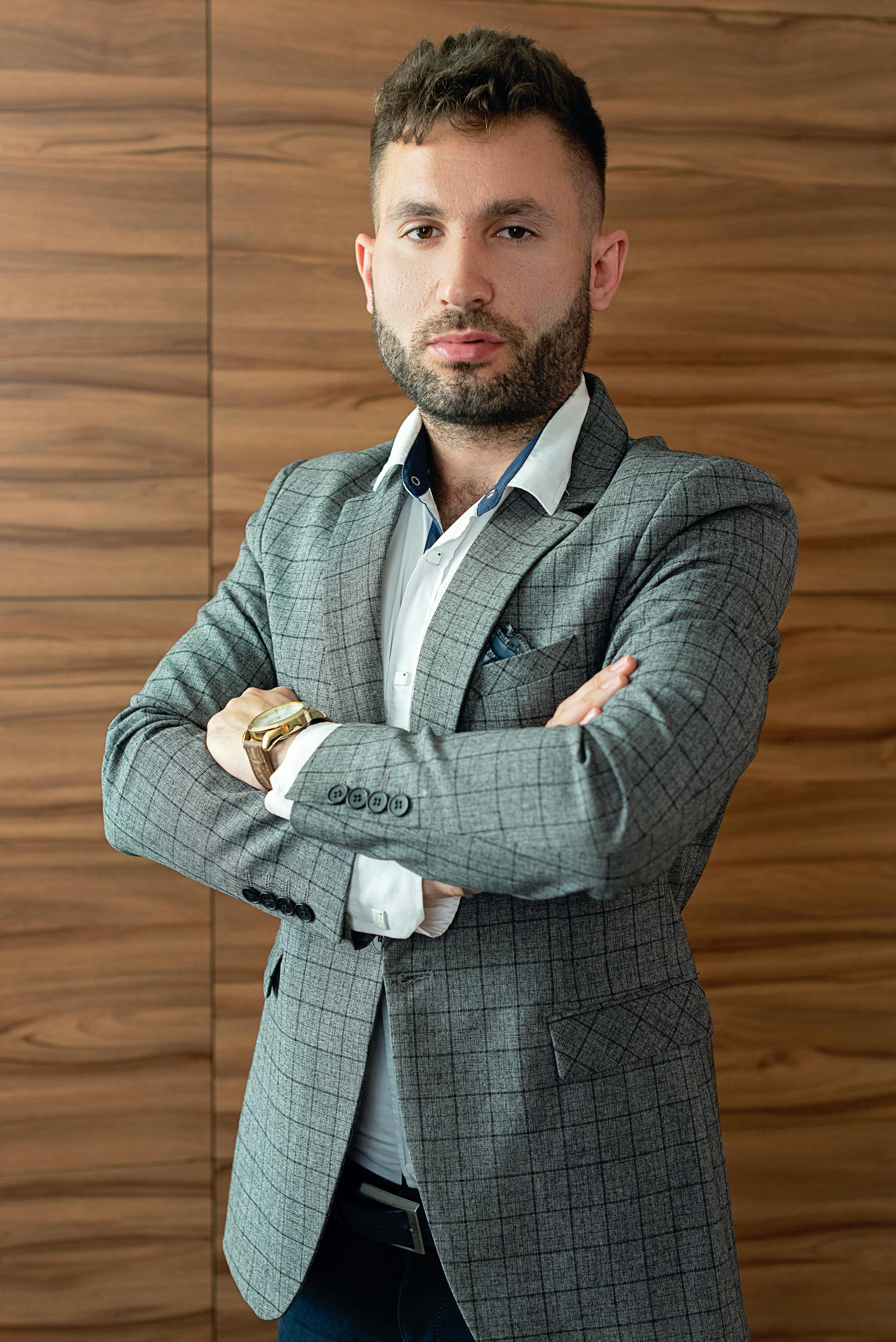 Un homme sérieux | Source : Pexels