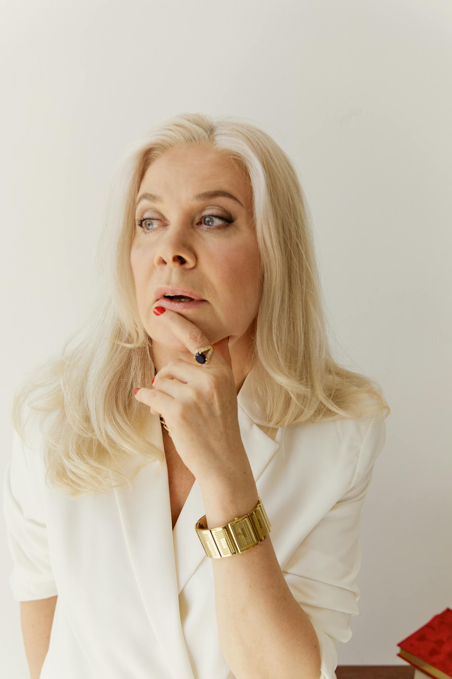 Une femme qui fixe quelqu'un | Source : Pexels