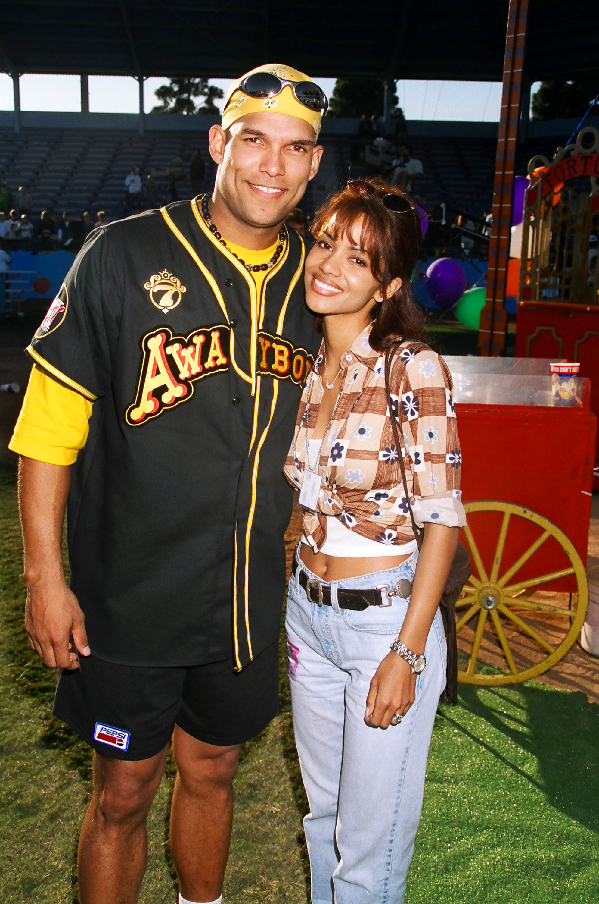 David Justice et Halle Berry posent lors du 7e événement annuel Rock 'n Jock Softball organisé par MTV, le 16 janvier 1996, à Los Angeles, en Californie. | Source : Getty Images