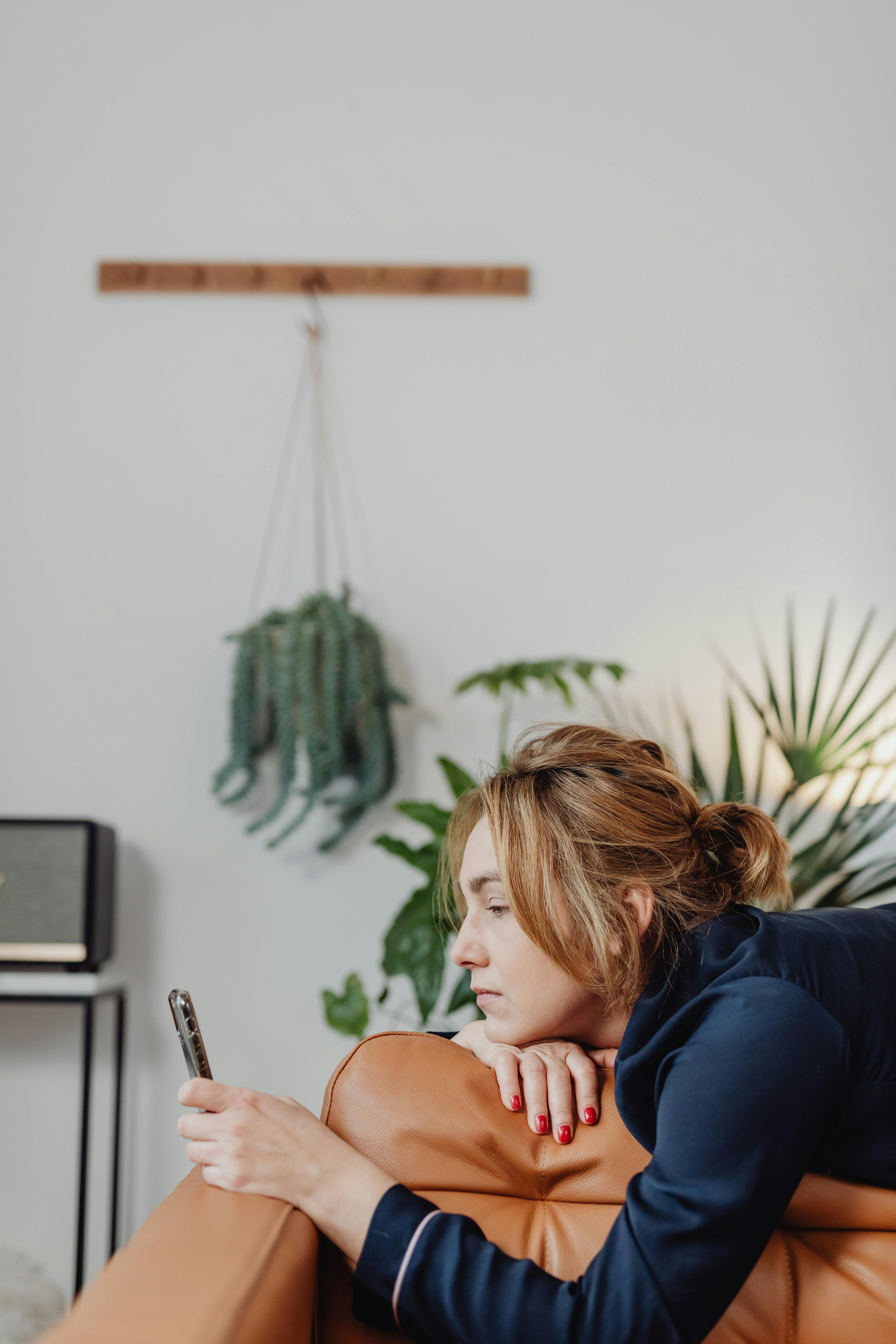 Une femme triste qui regarde son téléphone | Source : Pexels