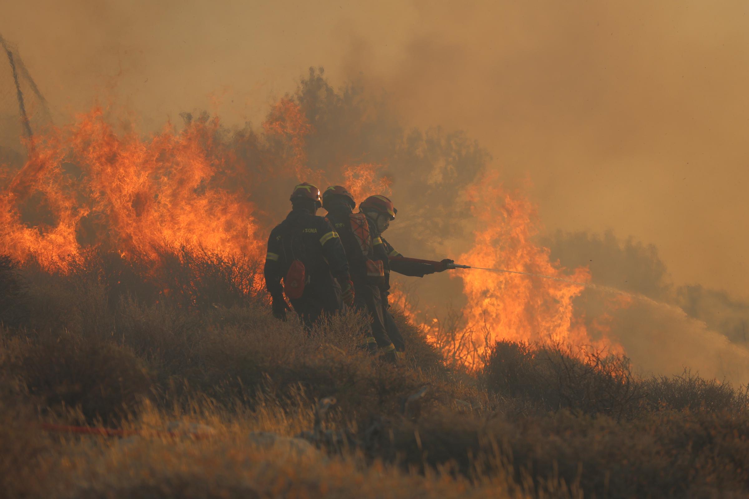 Les opérations d'extinction se poursuivent après le déclenchement d'un incendie dans la préfecture de Lasithi, dans la ville d'Ierapetra, en Crète, Grèce, le 3 juillet 2025 I Source : Getty Images