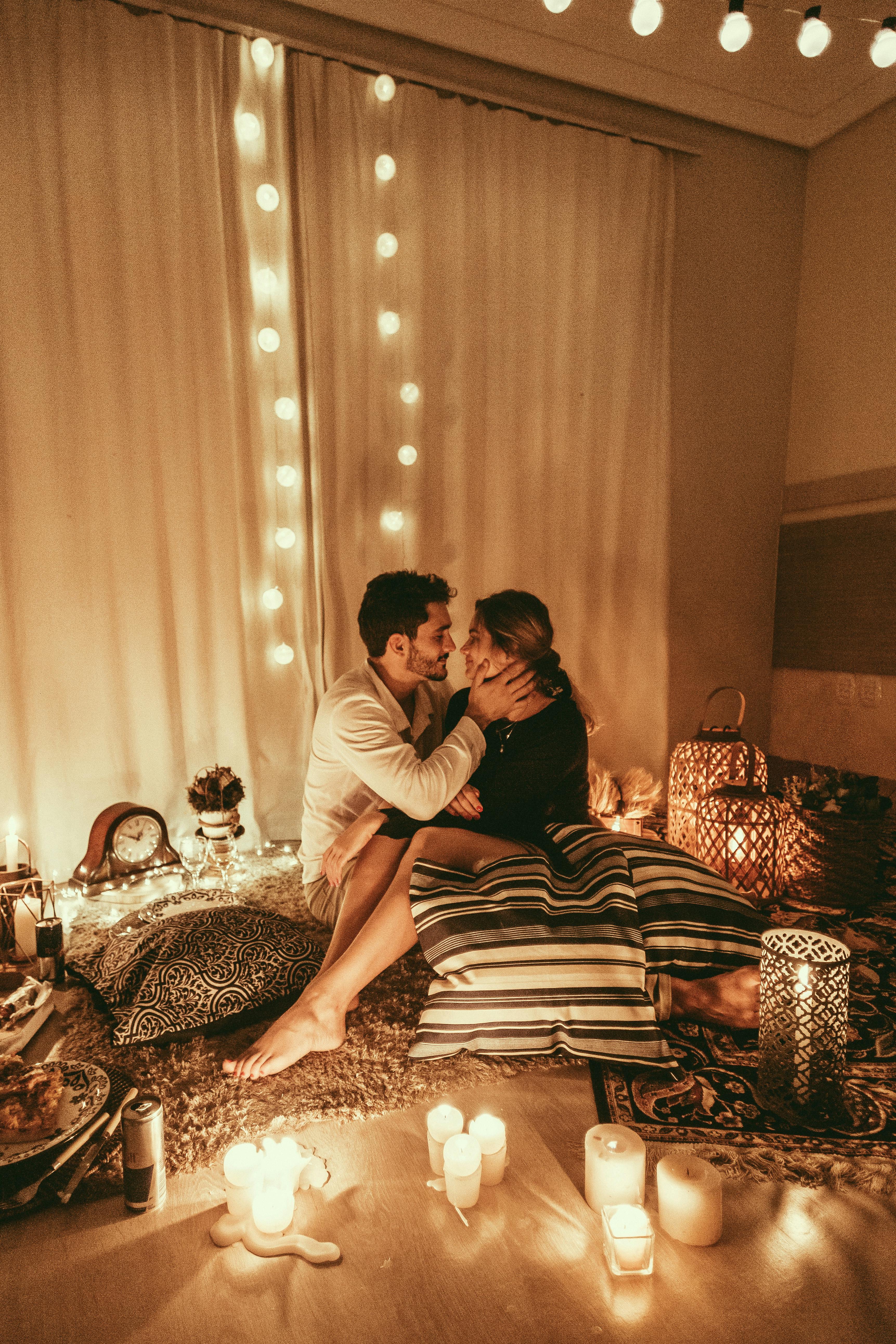 Un homme heureux serrant sa femme | Source : Pexels