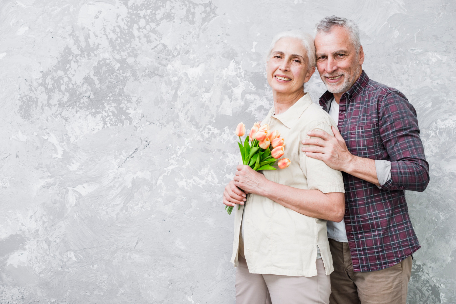Un couple de seniors ravi | Source : Freepik