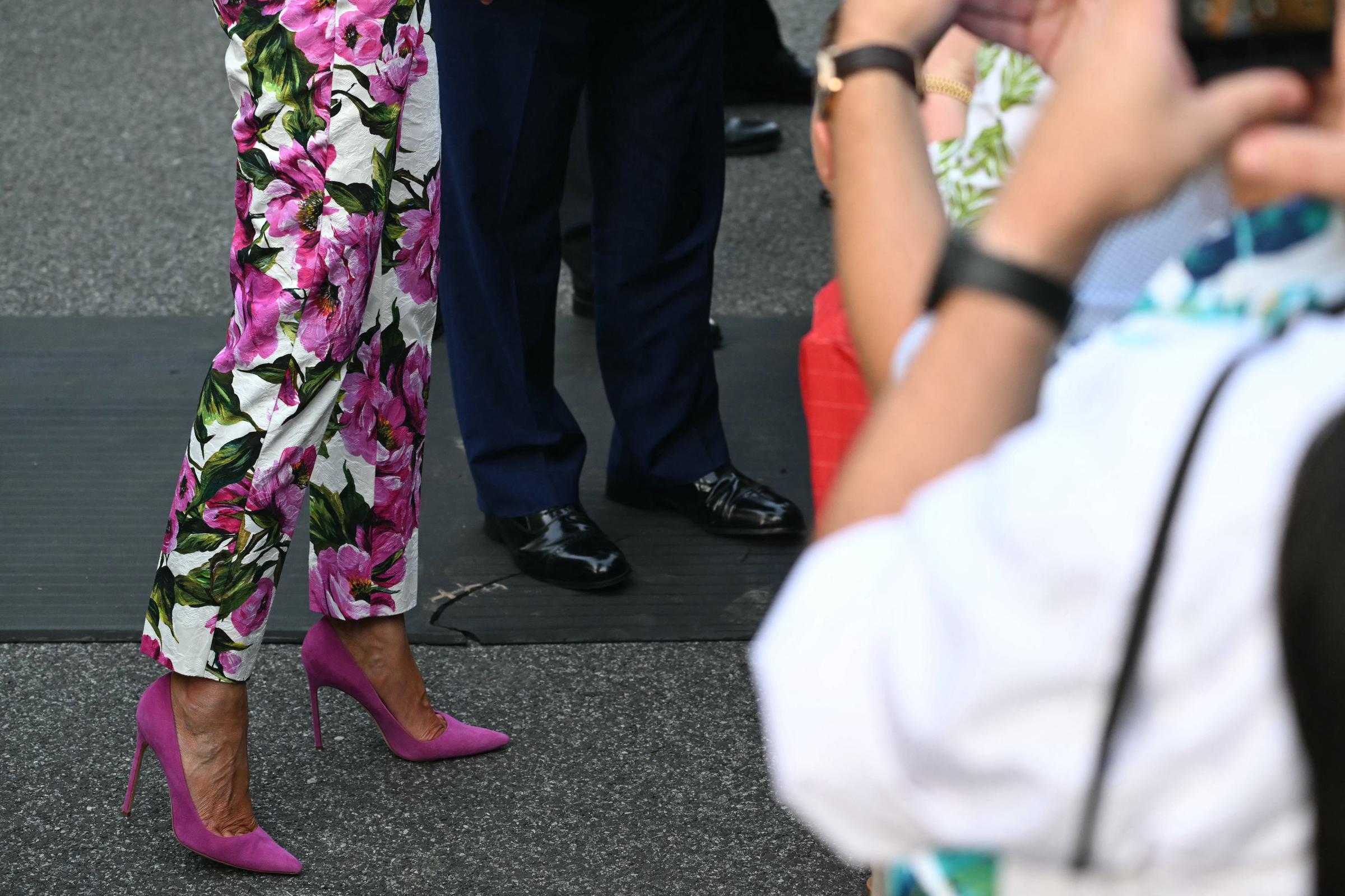 Les chaussures de Melania et de Donald Trump sur la pelouse sud de la Maison Blanche à Washington, DC | Source : Getty Images