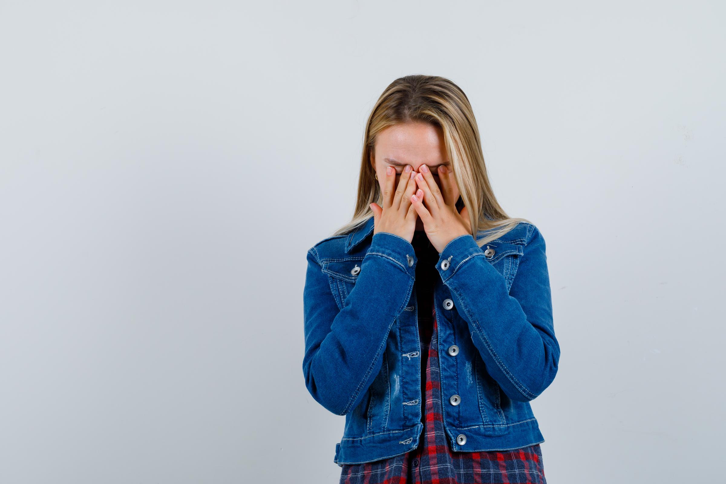 Une adolescente se couvrant le visage avec ses mains | Source : Freepik