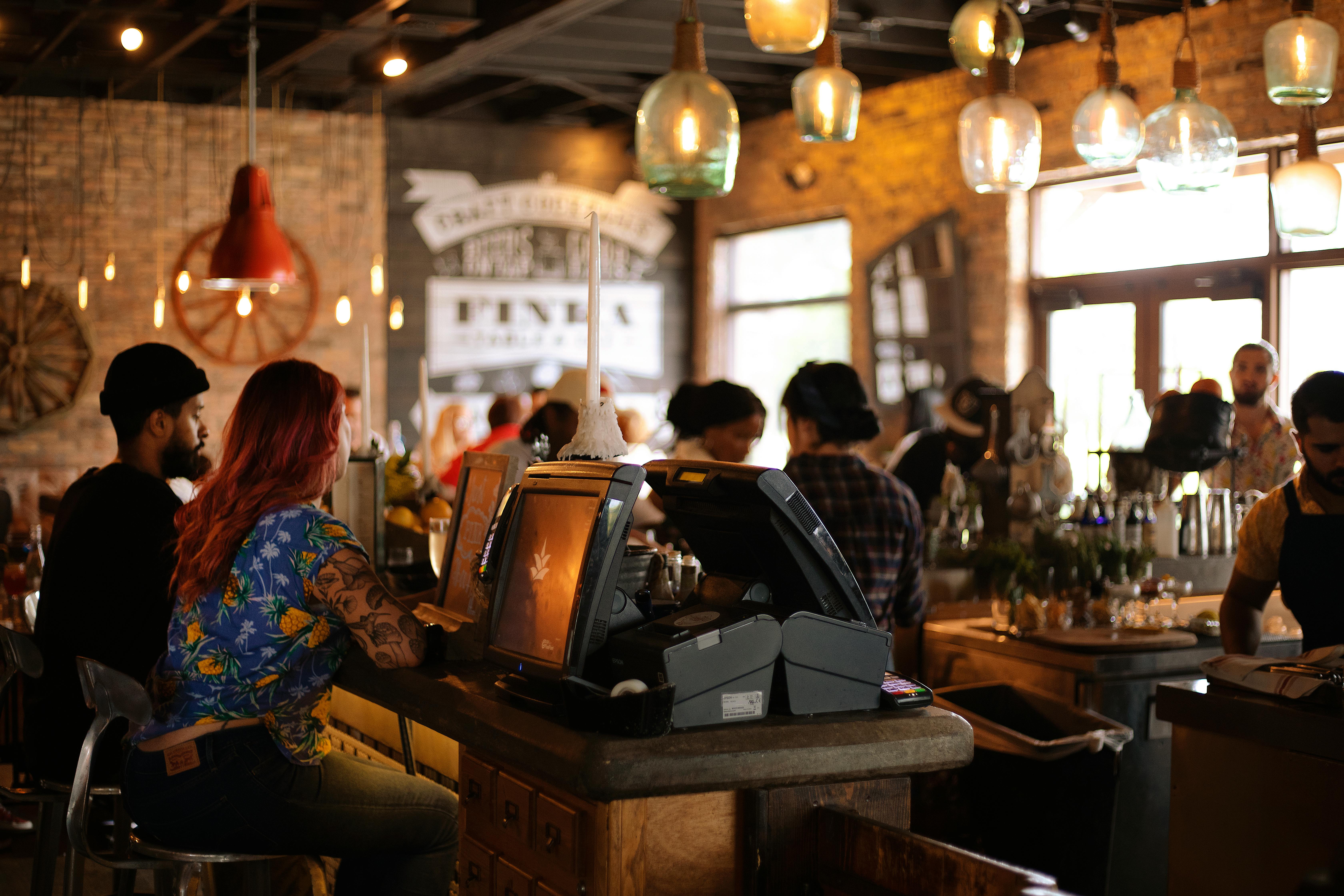 Des gens dans un café | Source : Pexels