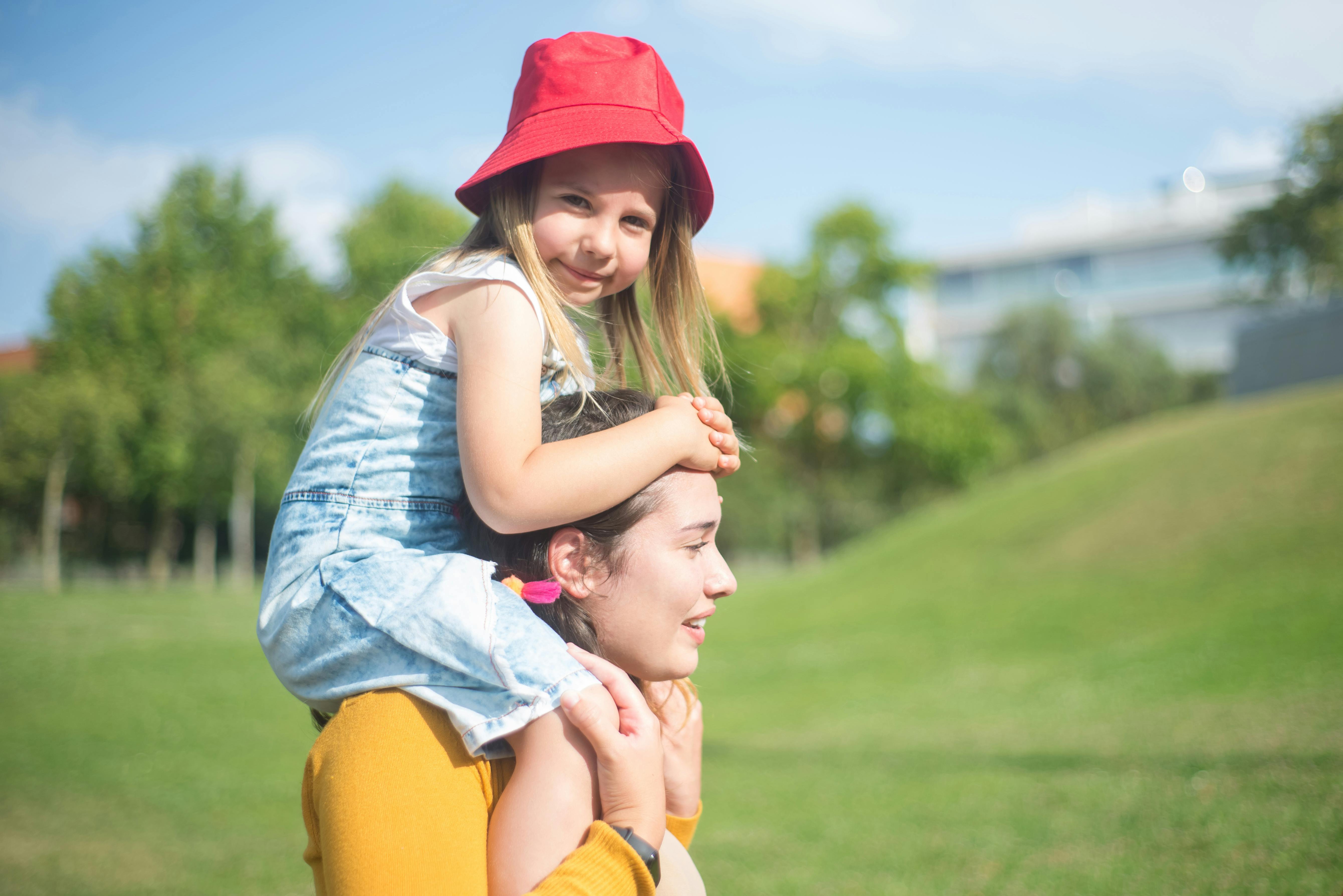 Une femme portant un enfant sur ses épaules | Source : Pexels