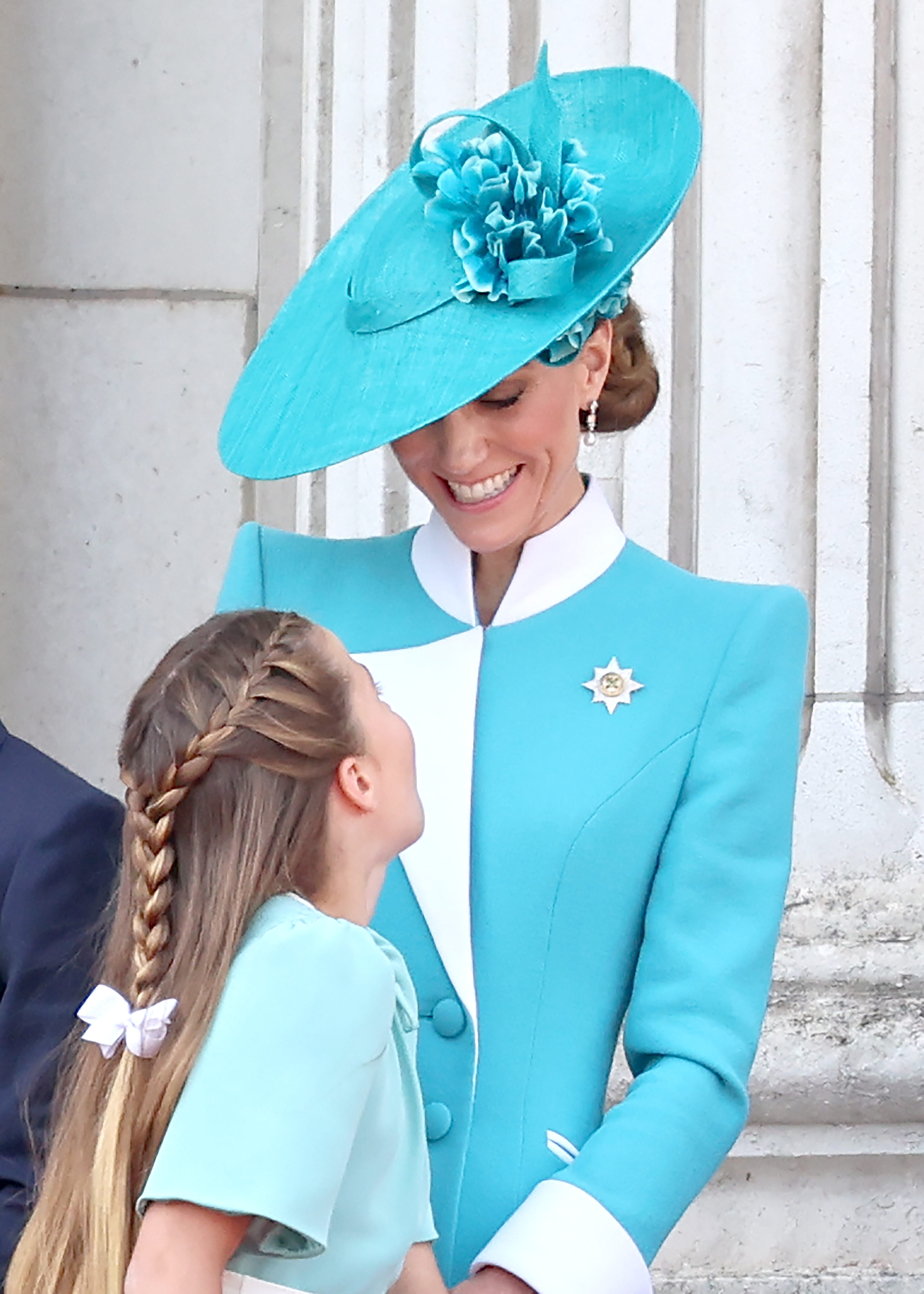 La princesse Charlotte et sa mère, Catherine, se sourient sur le balcon du palais de Buckingham pendant le Trooping The Colour 2025.