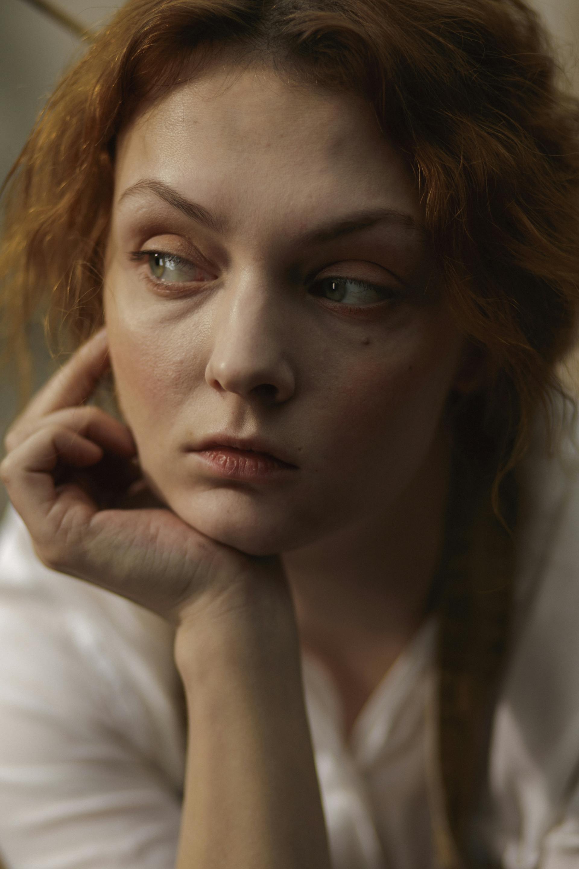 Une femme en pleine réflexion | Source : Pexels