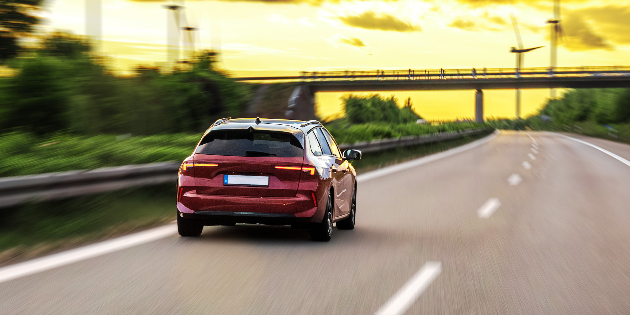 Une voiture qui roule | Source : Freepik