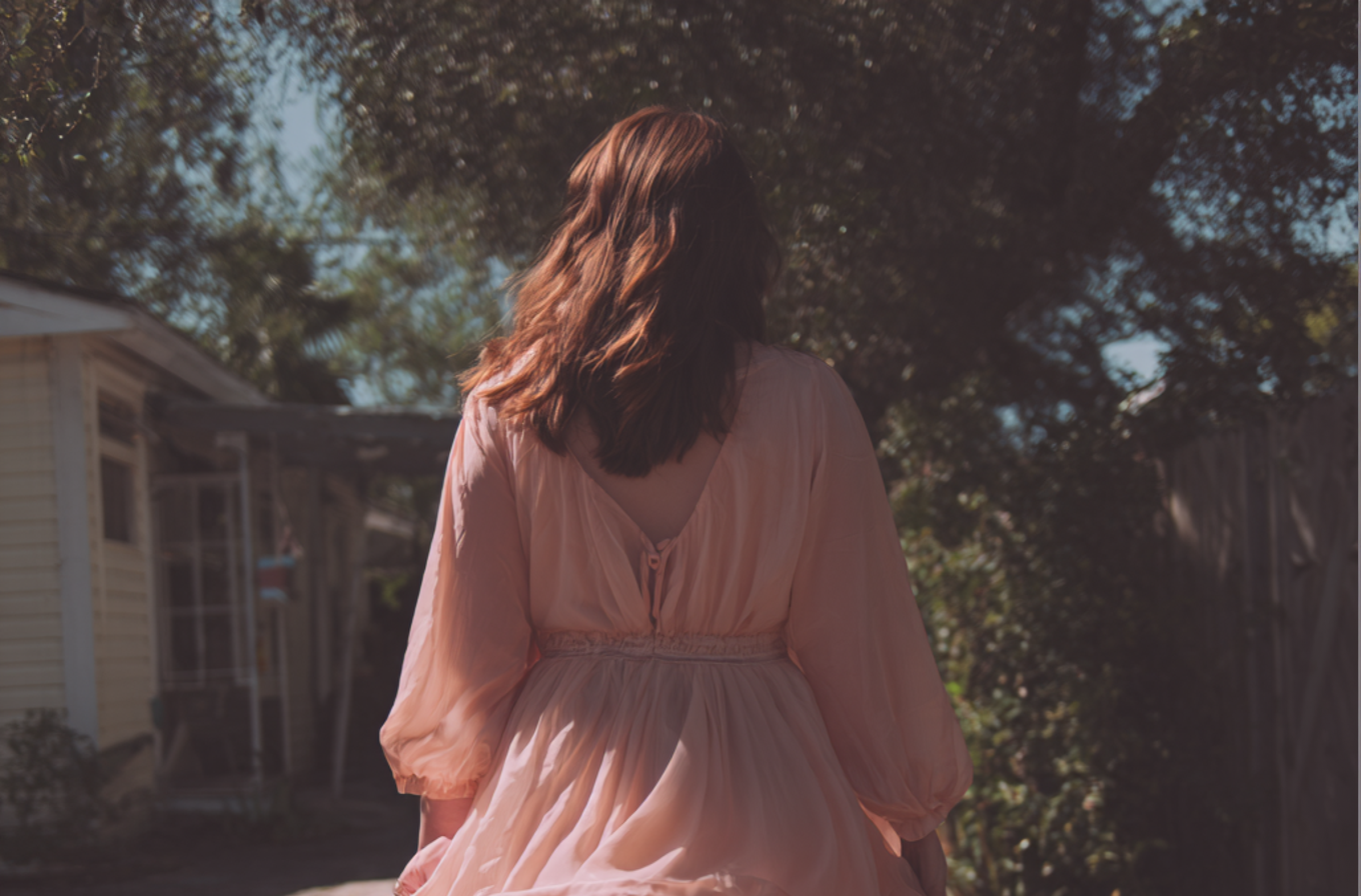 Une femme qui s'éloigne | Source : Midjourney