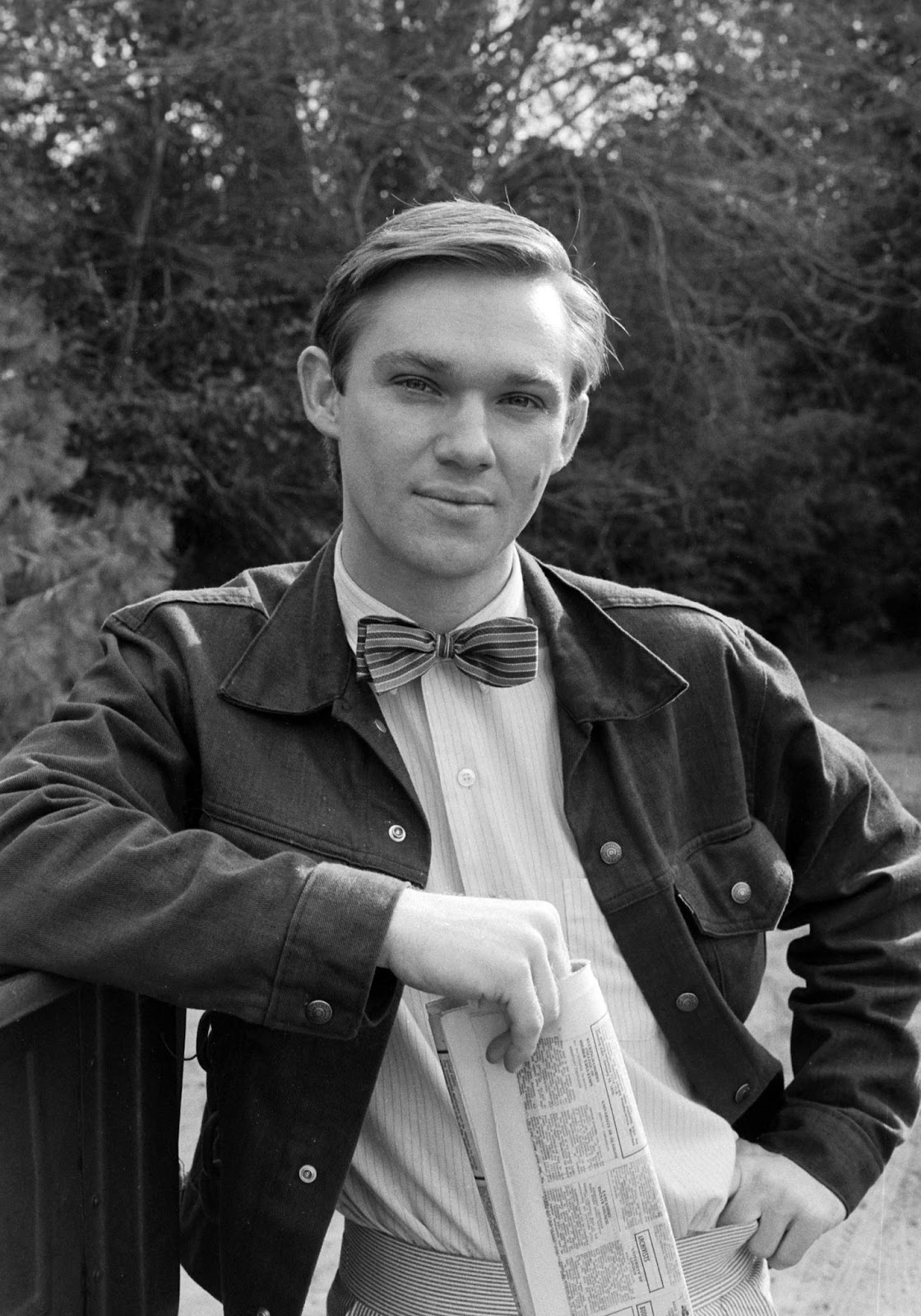 Richard Thomas dans le rôle de John-Boy Walton sur le tournage de « The Waltons » en 1977. | Source : Getty Images