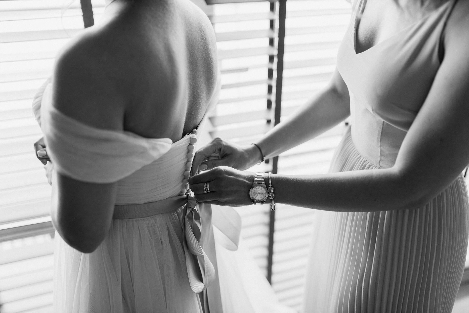 Une femme qui essaie une robe | Source : Pexels