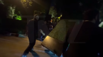 Les fausses haies utilisées pour la fête d'anniversaire des 70 ans de Kris Jenner sont retirées de la rue. | Source : Instagram/tmz_tv