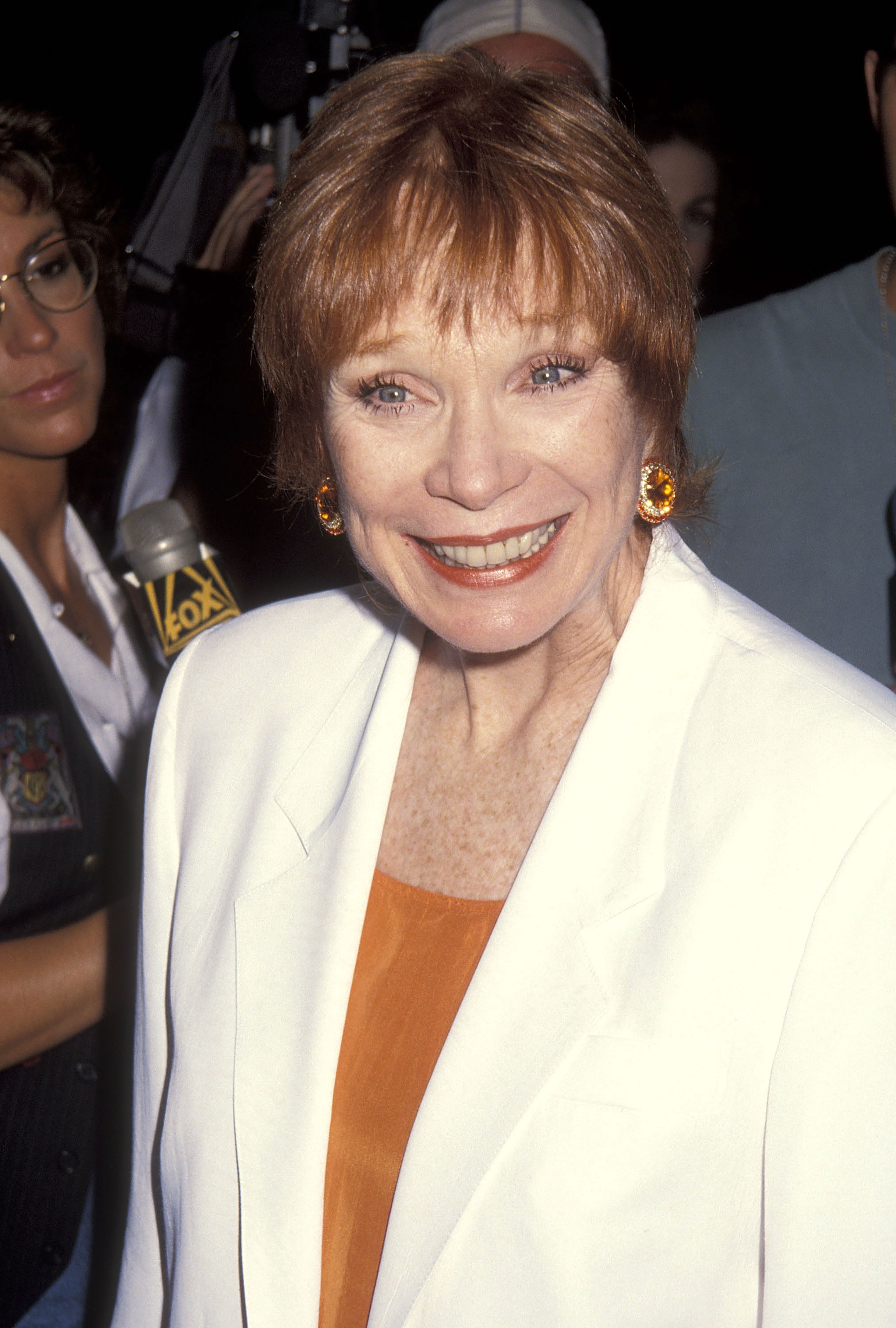 Shirley MacLaine assiste à une avant-première à Beverly Hills et sourit aux photographes lors d'un moment spontané sur le tapis rouge | Source : Getty Images