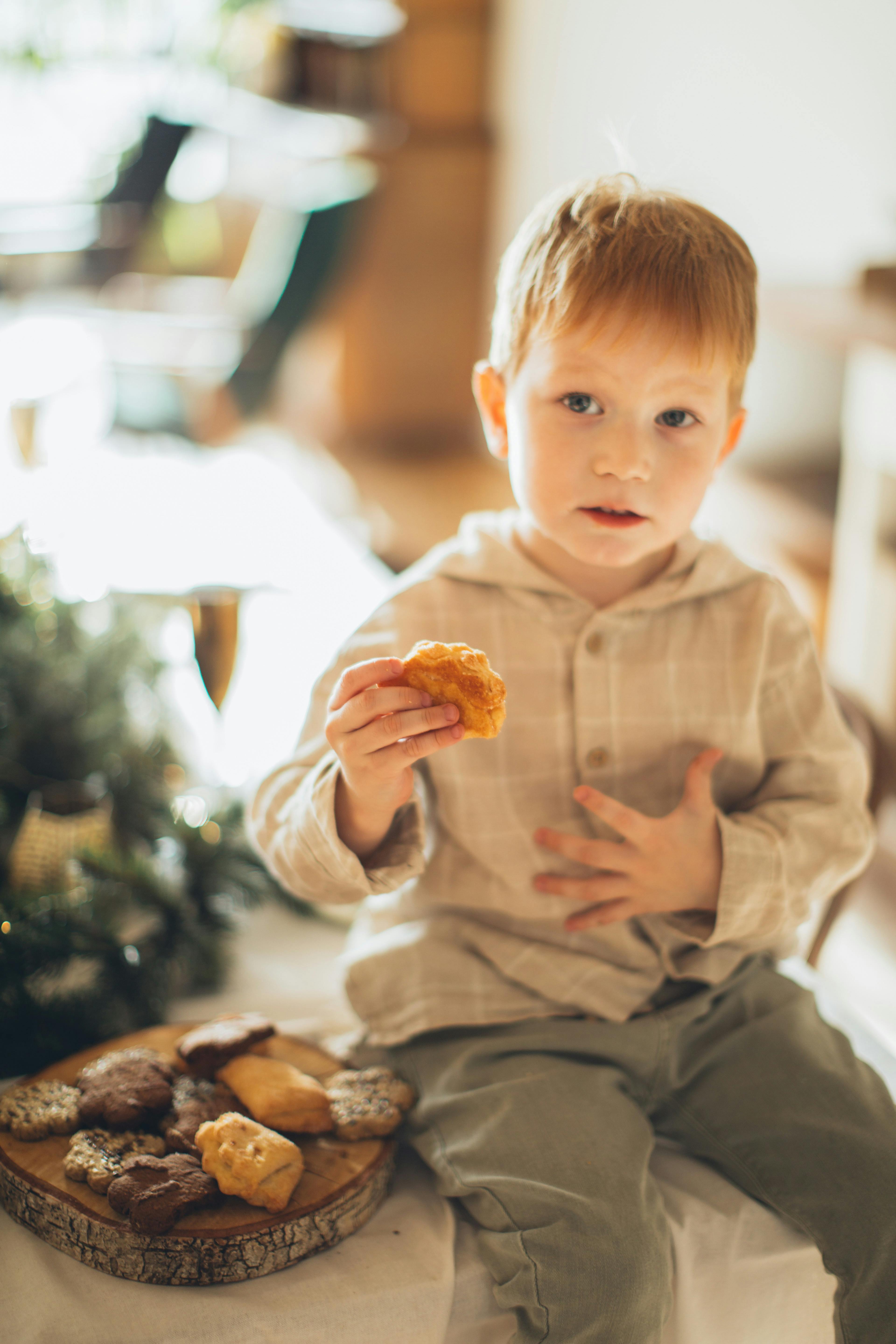 Un garçon qui mange des biscuits | Source : Pexels