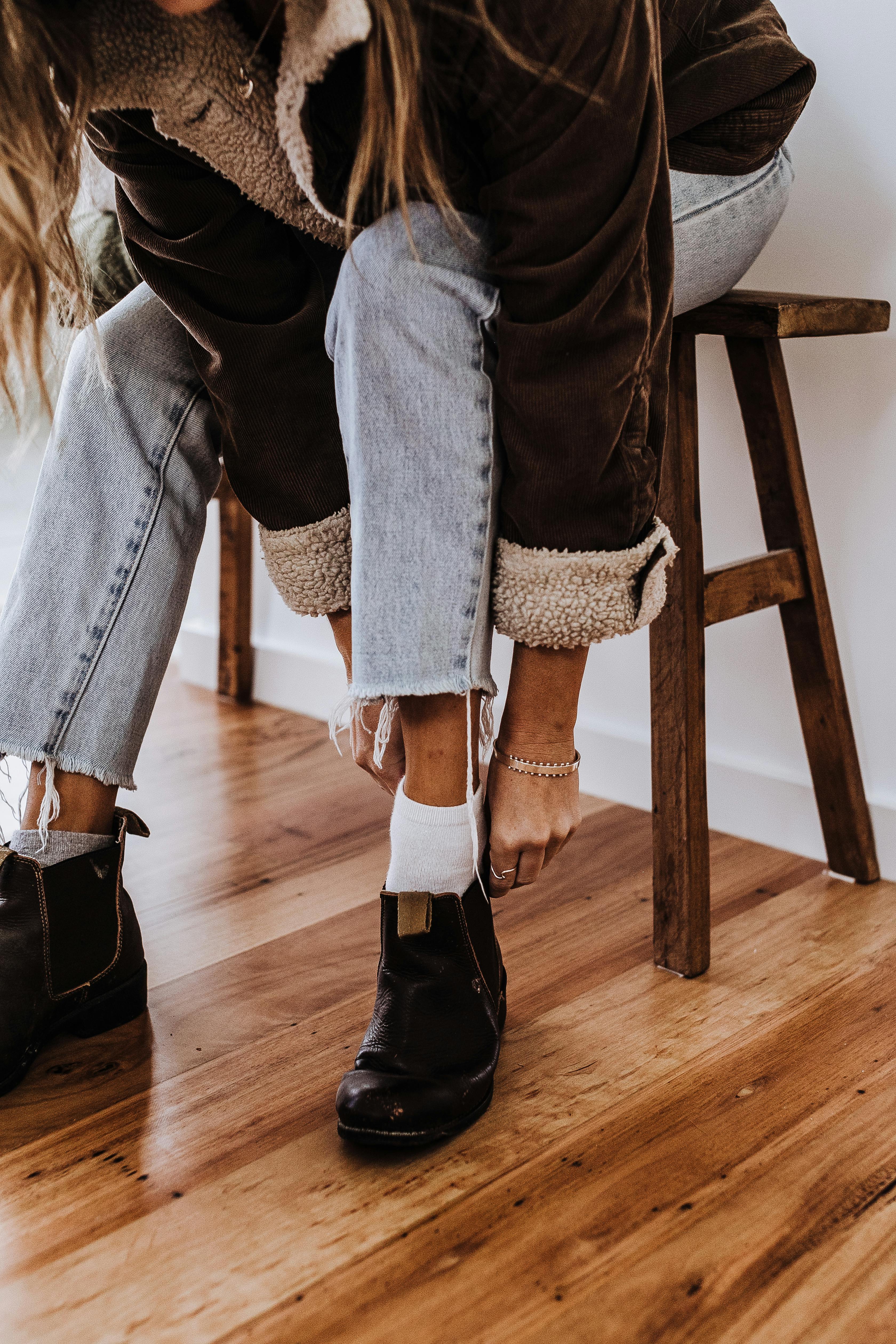 Une femme qui enfile une paire de bottes | Source : Pexels