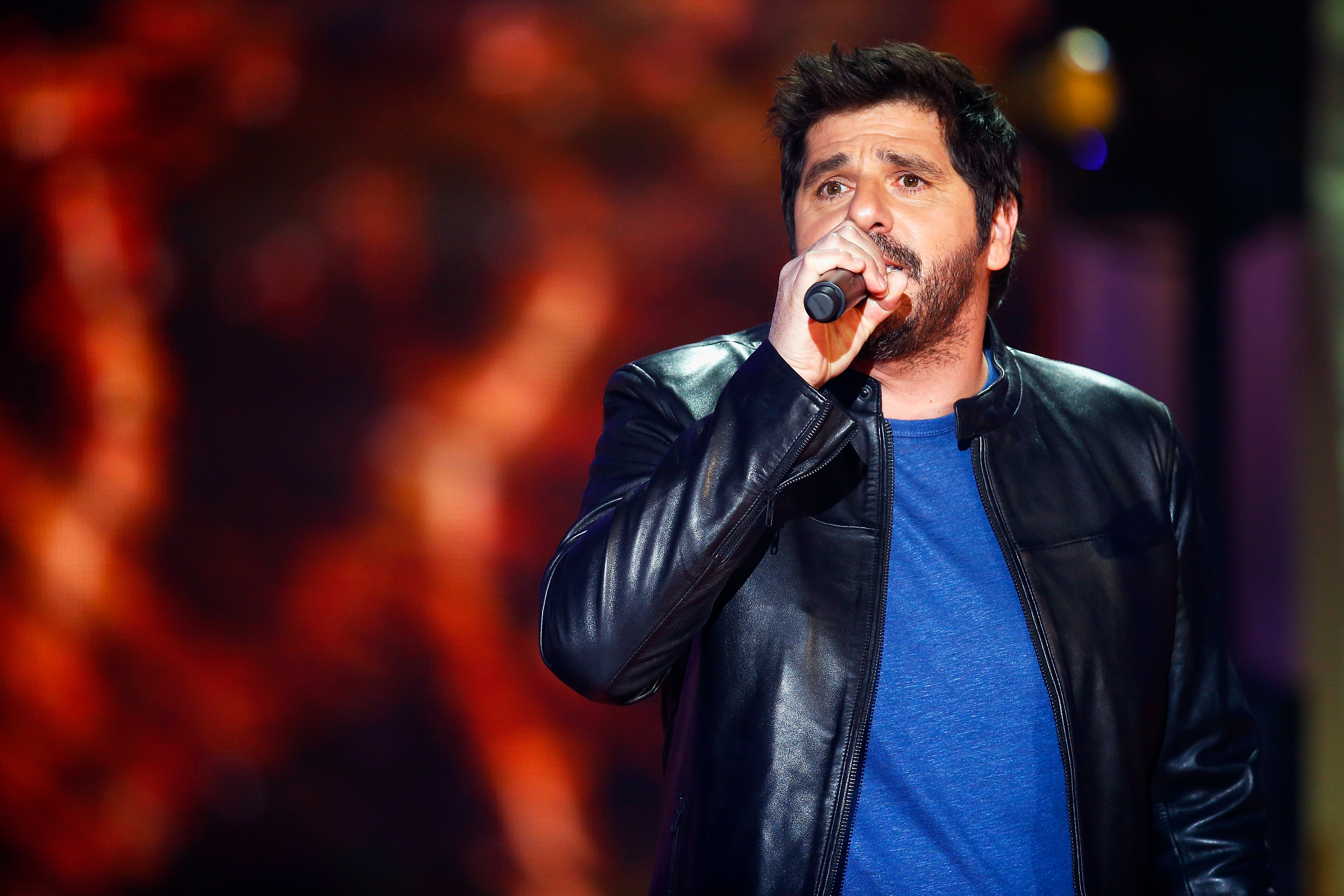 Le chanteur français Patrick Fiori se produit sur scène lors du 31e Téléthon de France Télévision au Pavillon Baltard le 9 décembre 2017 à Nogent-sur-Marne, France I Source : Getty Images