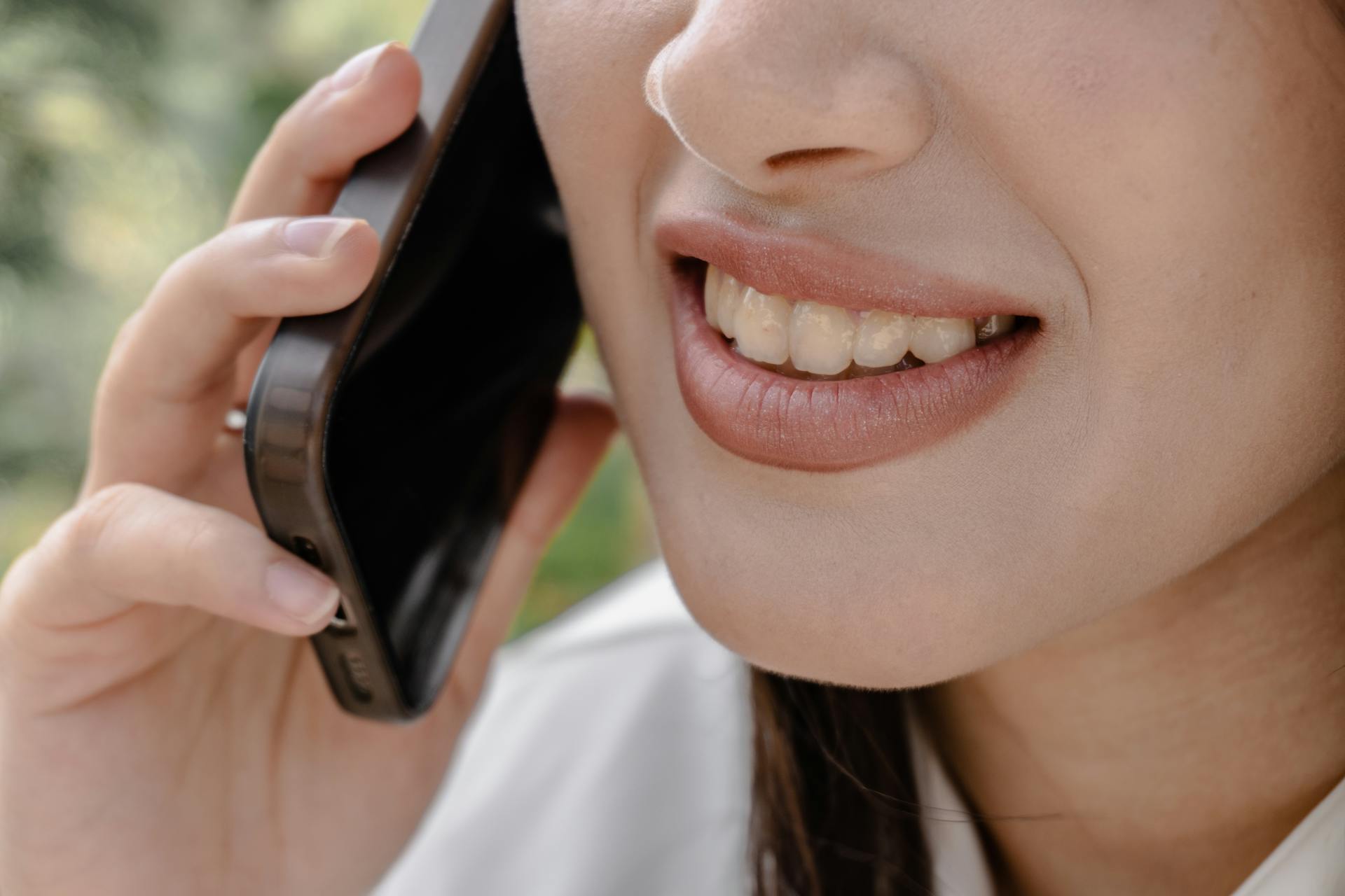 Une femme qui parle au téléphone | Source : Pexels