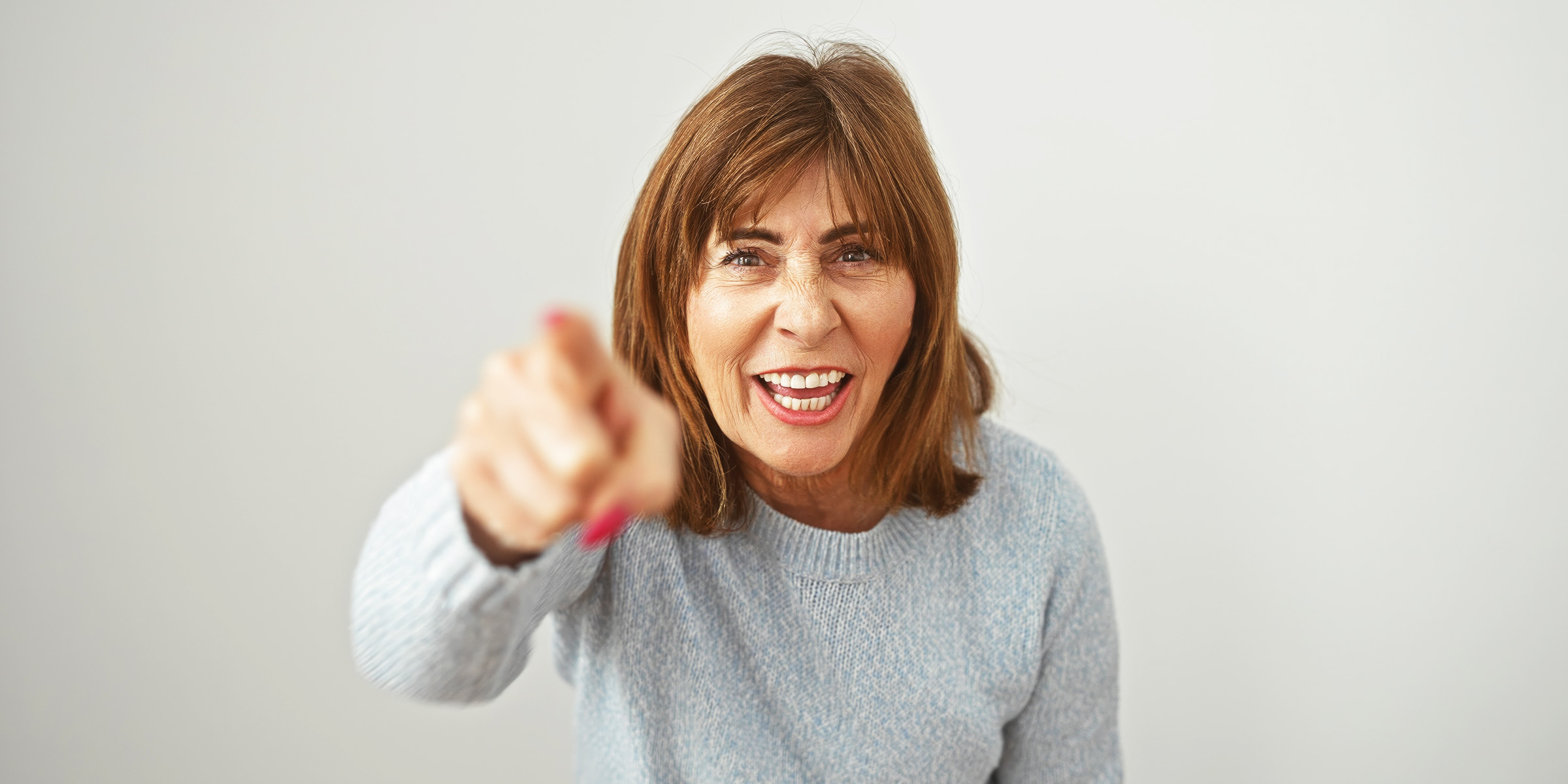 Une femme qui pointe du doigt | Source : Shutterstock