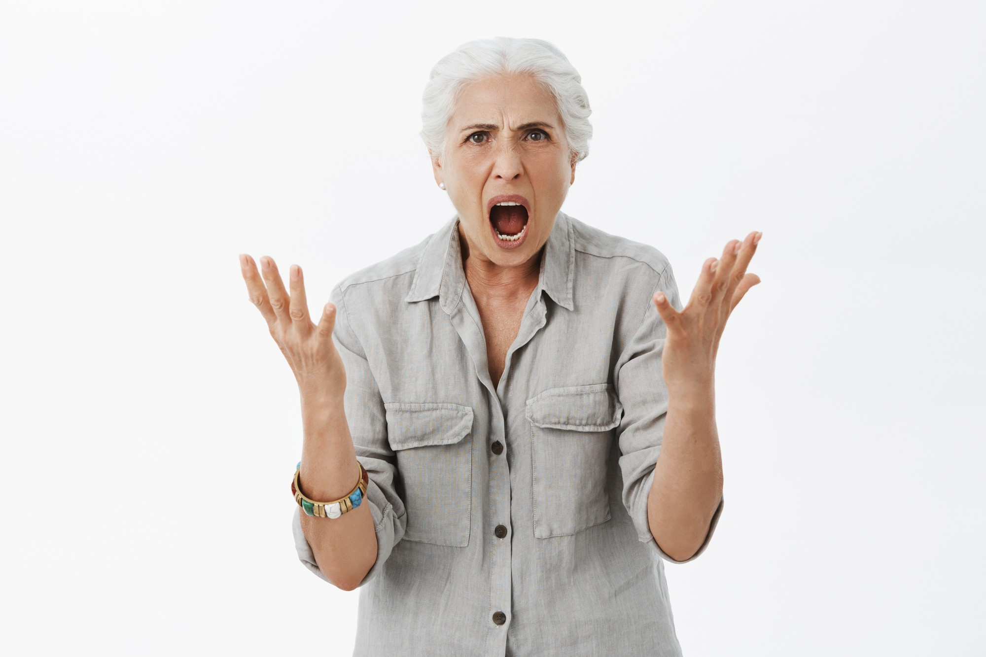 Une femme faisant un geste de colère | Source : Freepik
