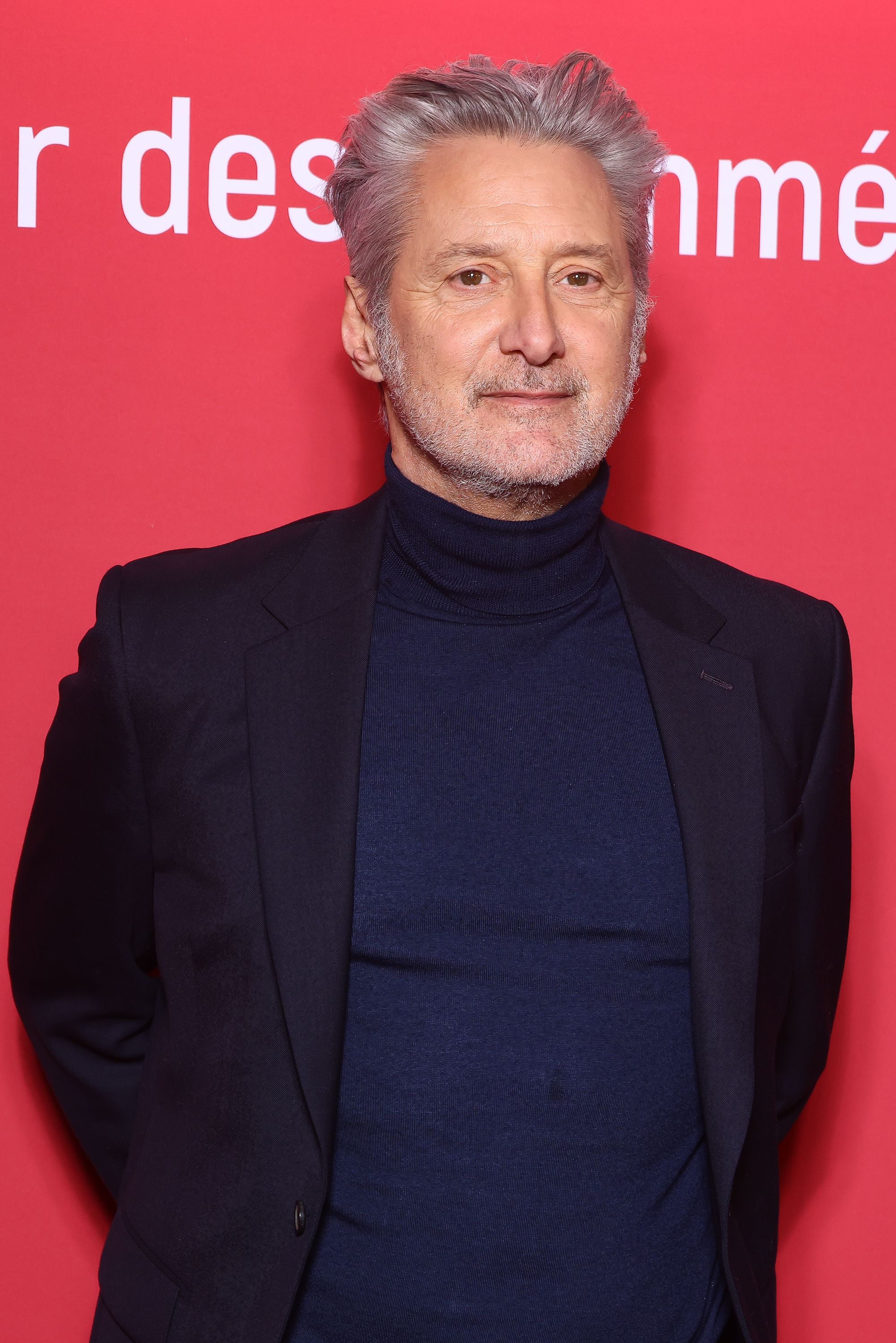 Antoine de Caunes assiste au dîner des nominés aux César 2025 au Fouquet's Barrière, avenue des Champs-Élysées, le 10 février 2025 à Paris, en France I Source : Getty Images