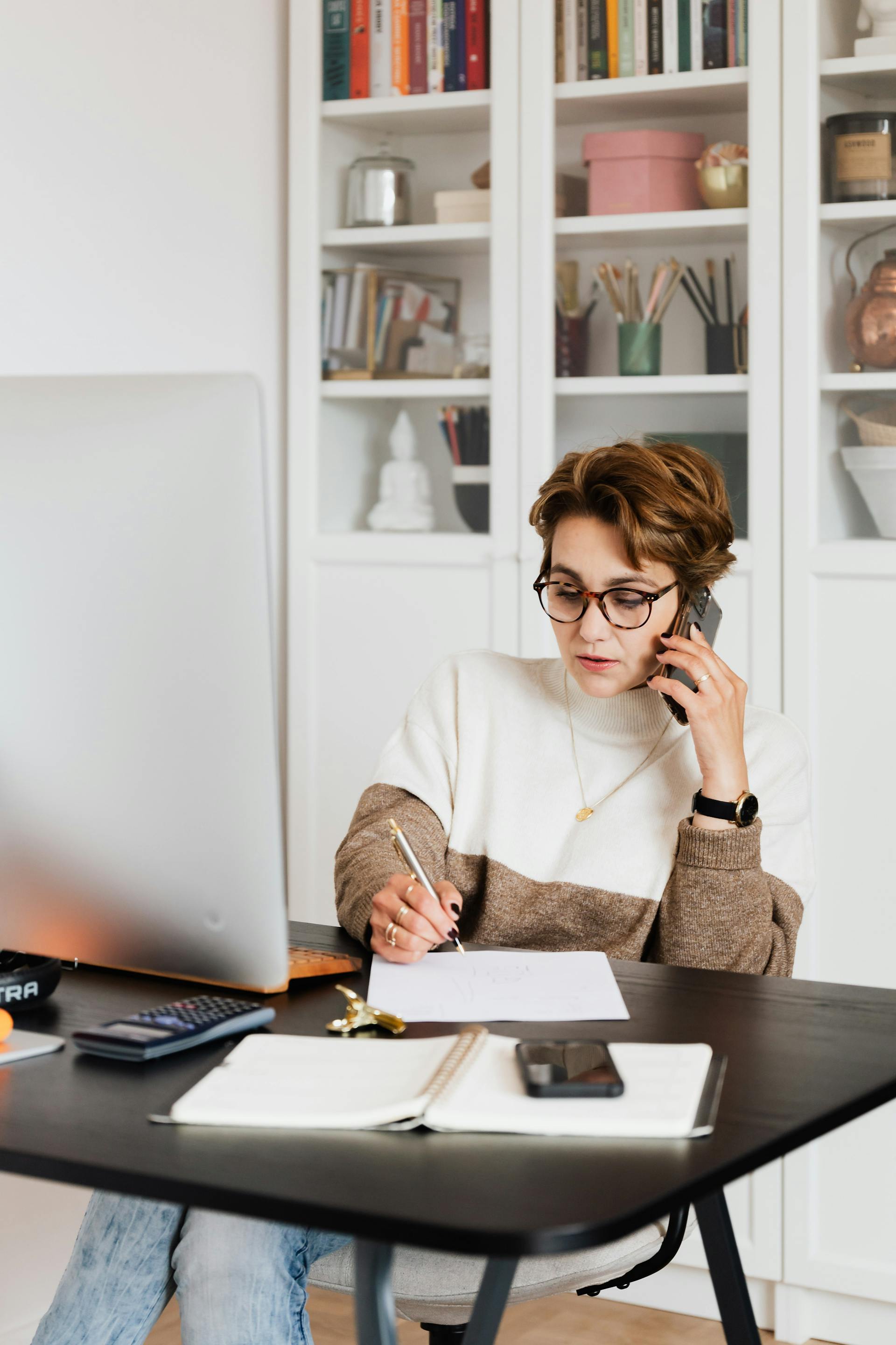 Une femme qui passe un appel téléphonique | Source : Pexels