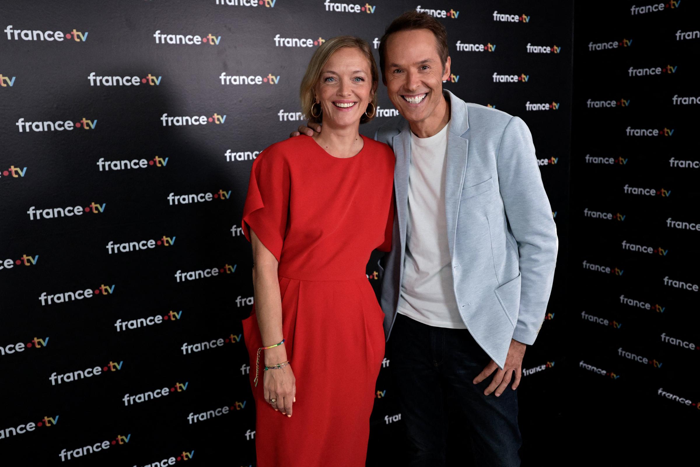 Les journalistes français Maya Lauqué et Damien Thévenot posent avant une conférence de presse pour présenter la nouvelle saison du groupe audiovisuel France Télévisions à Paris, le 4 septembre 2024 I Source : Getty Images