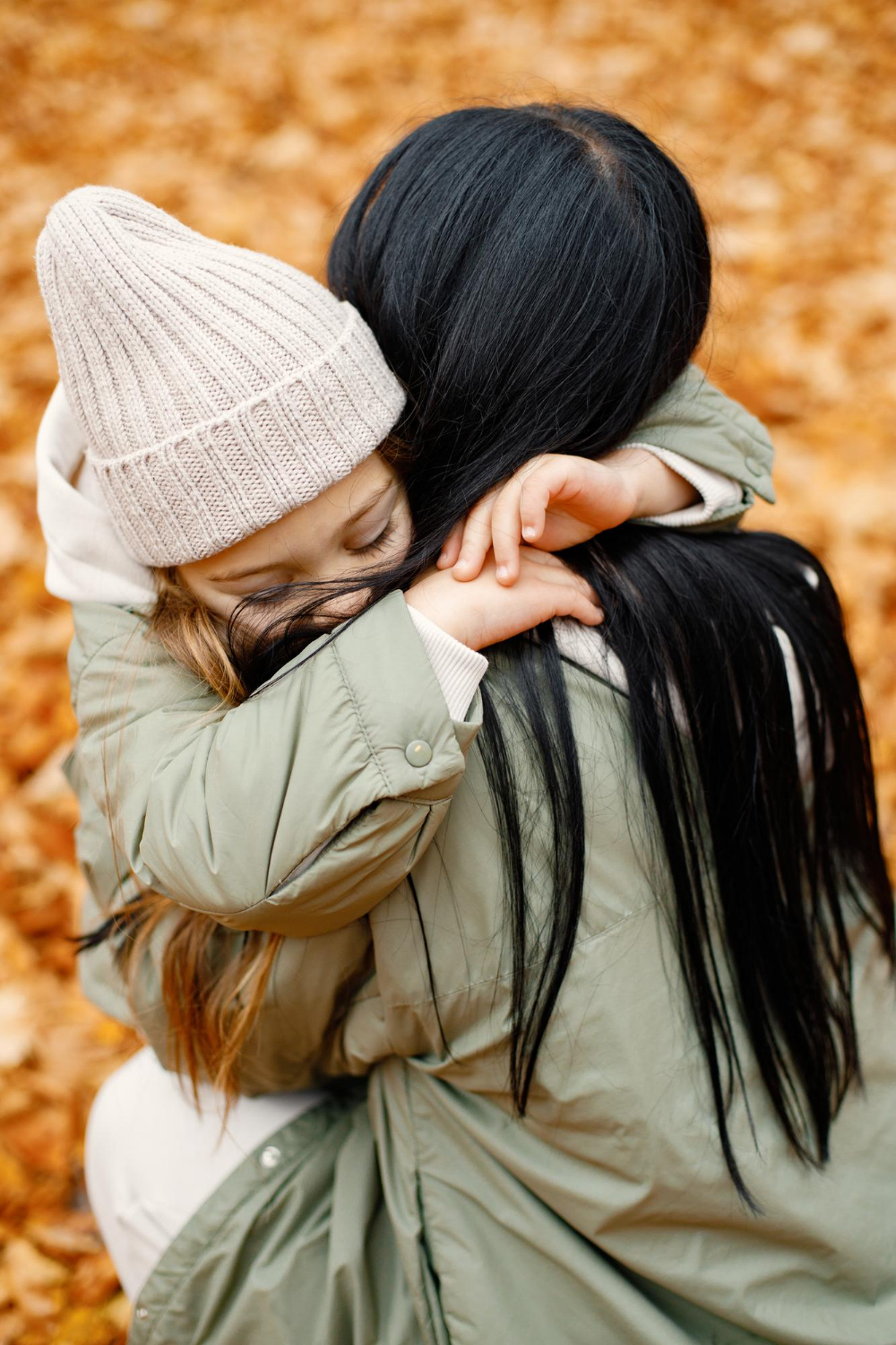 Une mère serrant sa fille dans ses bras | Source : Freepik