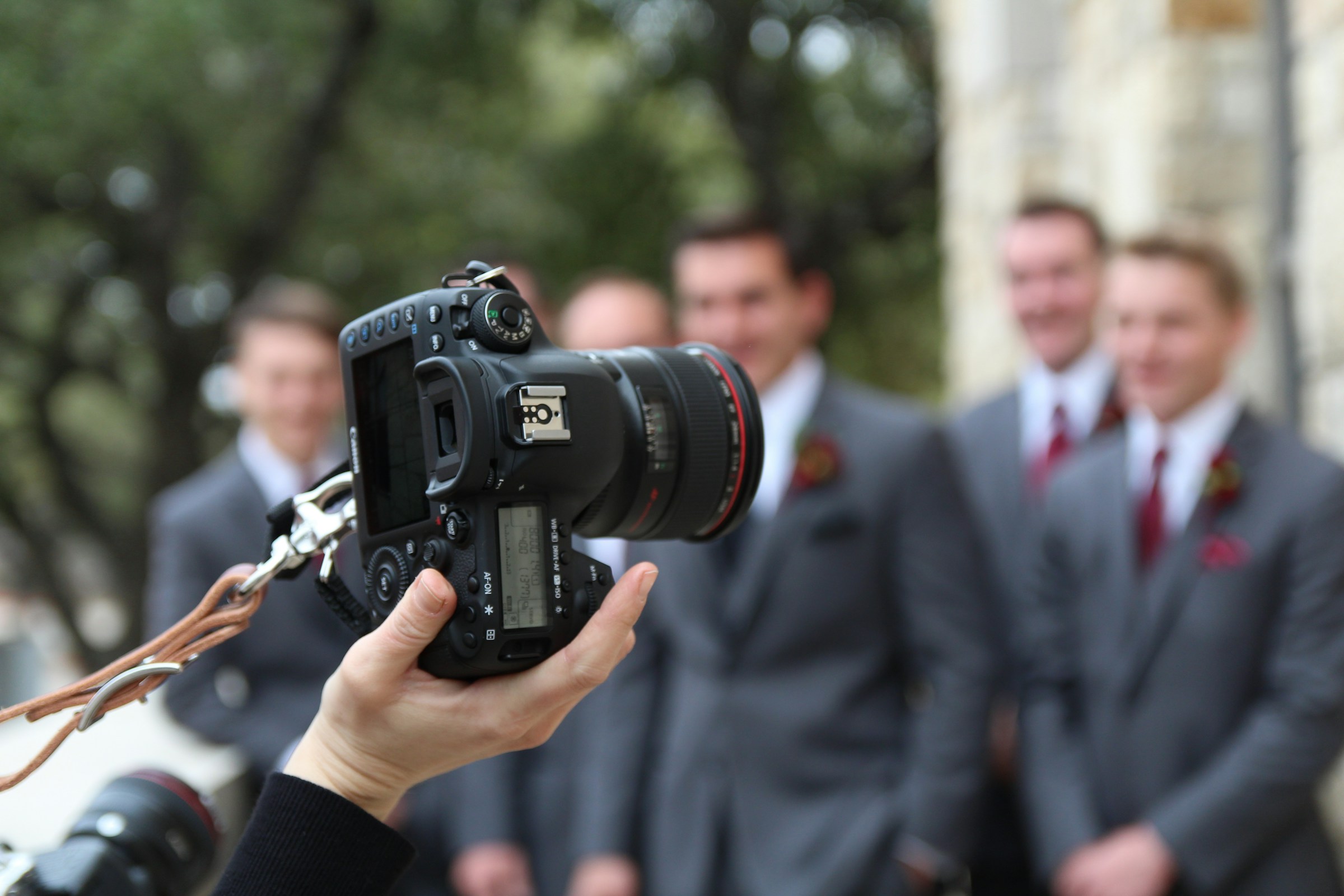 Les garçons d'honneur prennent des photos avec un photographe de mariage | Source : Unsplash