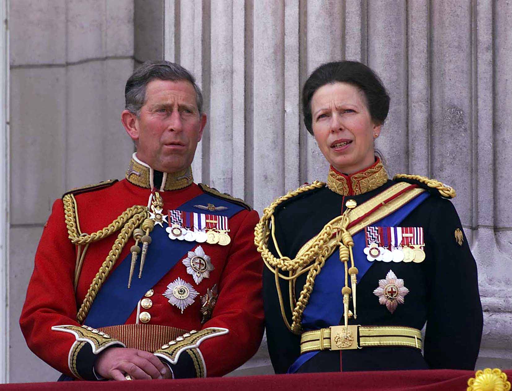 Le roi Charles III et la princesse Anne lors de la cérémonie de la montée des couleurs au palais de Buckingham, le 17 juin 2000. | Source : Getty Images