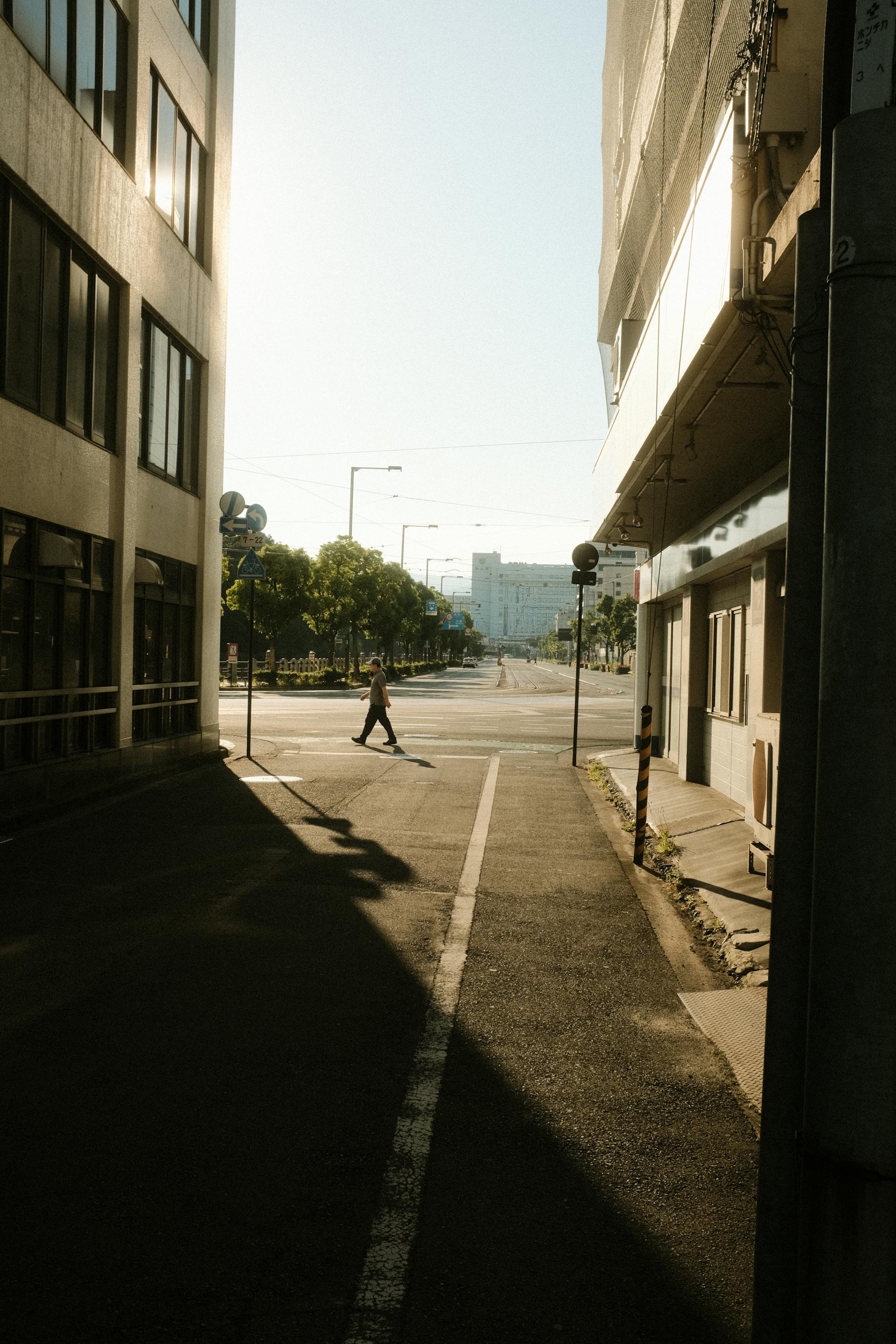 Une rue baignée de soleil | Source : Pexels