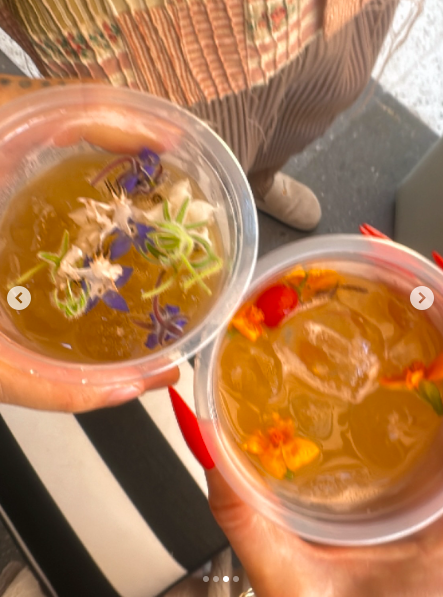 Gros plan sur des boissons contenant des fleurs comestibles. | Source : Instagram/heidiklum