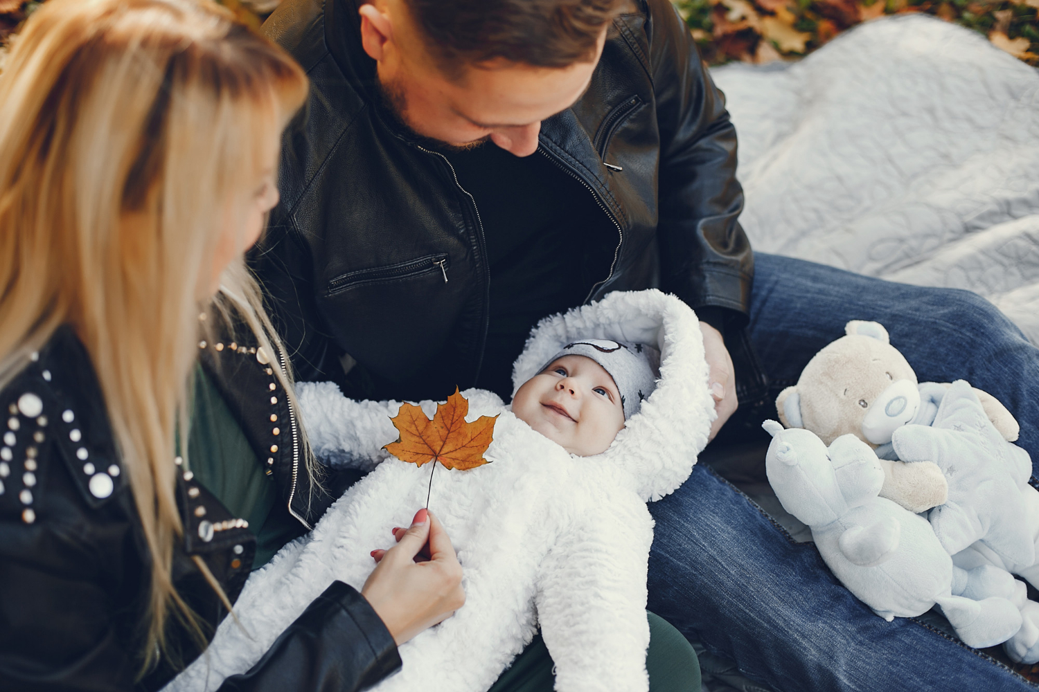Un couple avec son bébé | Source : Freepik