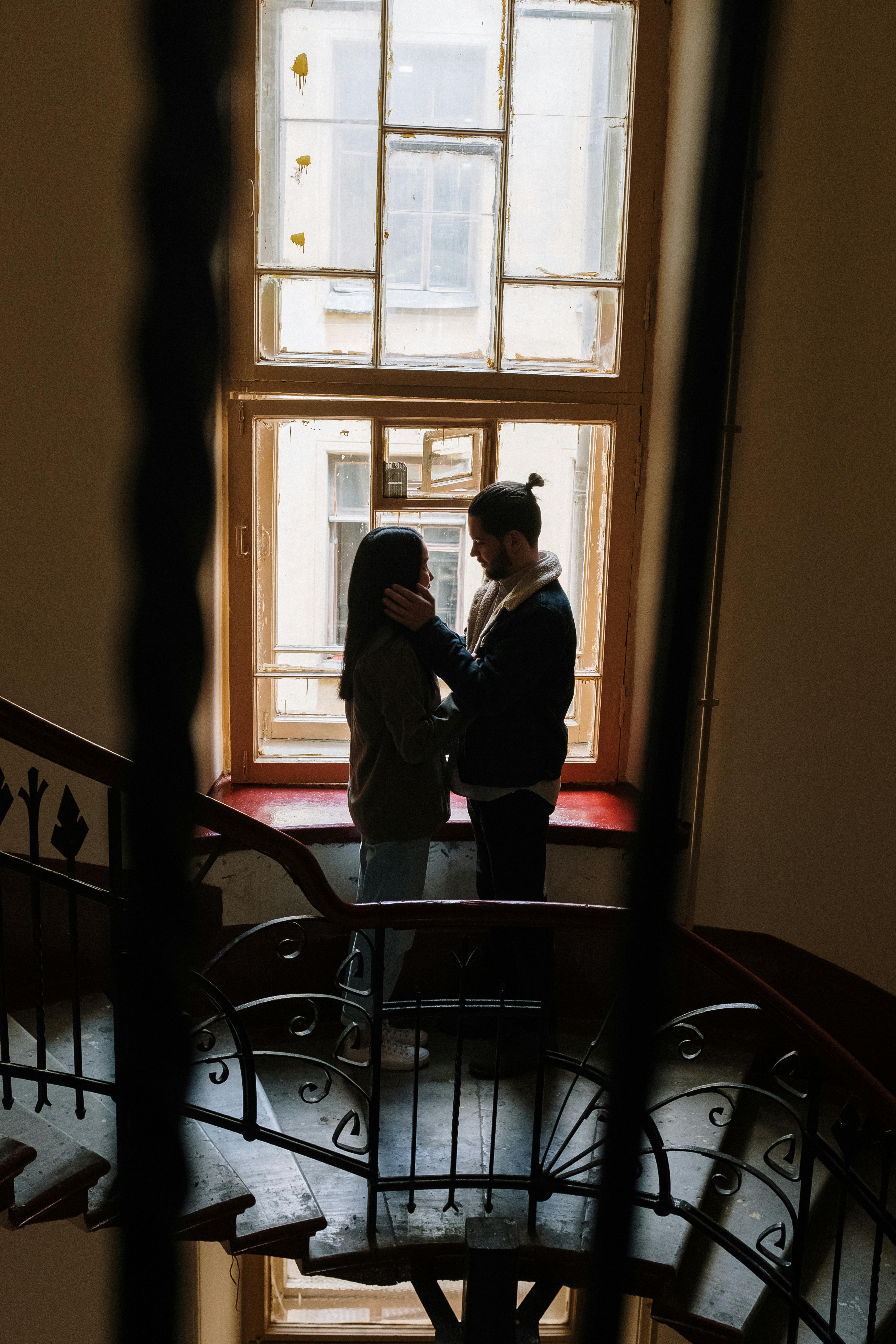 Un couple debout ensemble | Source : Pexels