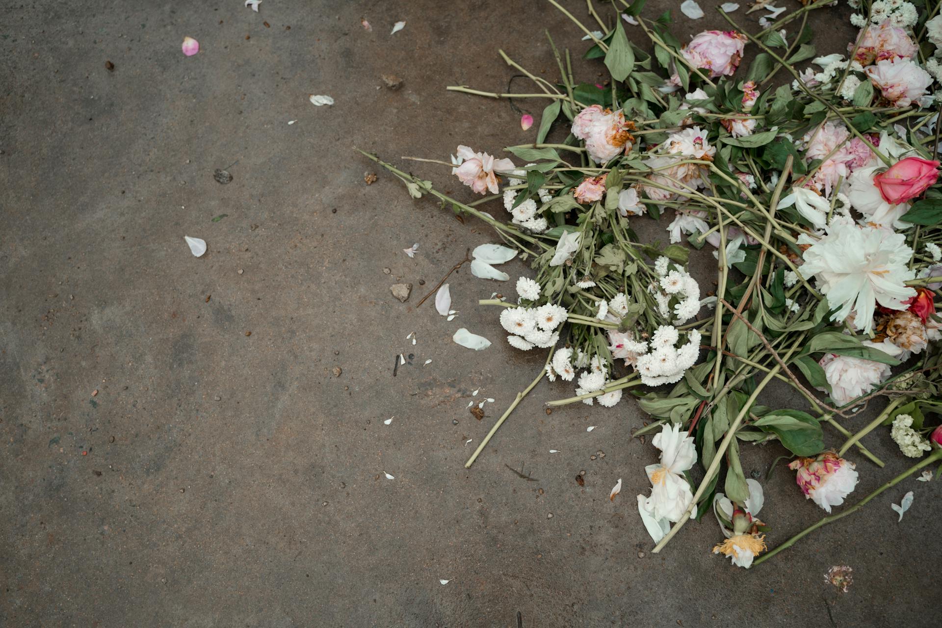 Des fleurs sur le sol | Source : Pexels