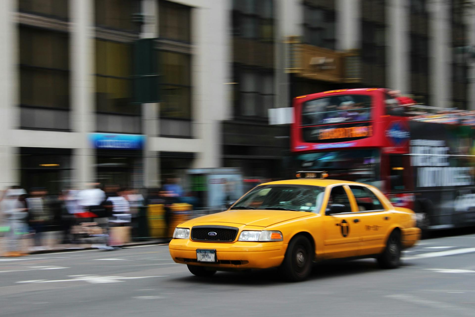 Un taxi sur une route très fréquentée | Source : Pexels