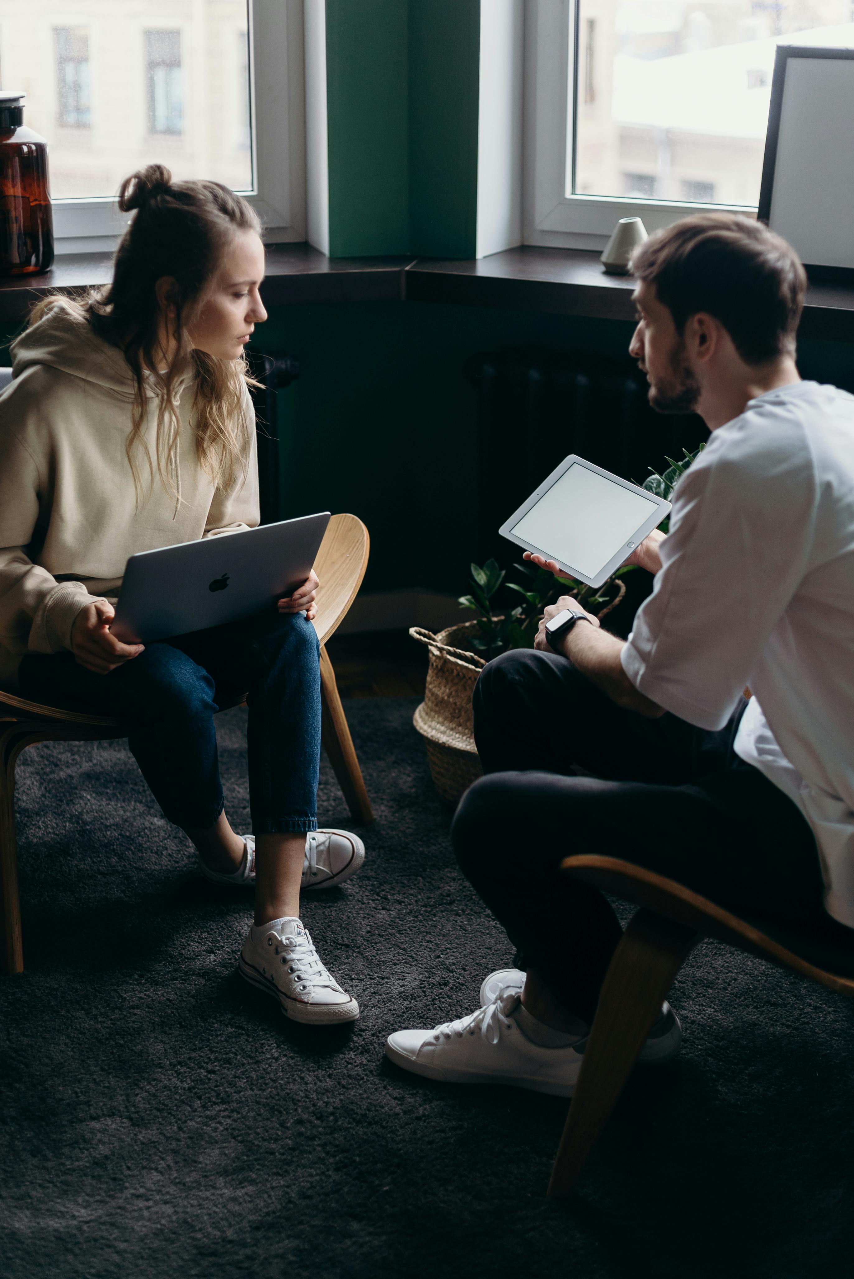 Un homme et une femme en train de parler | Source : Pexels