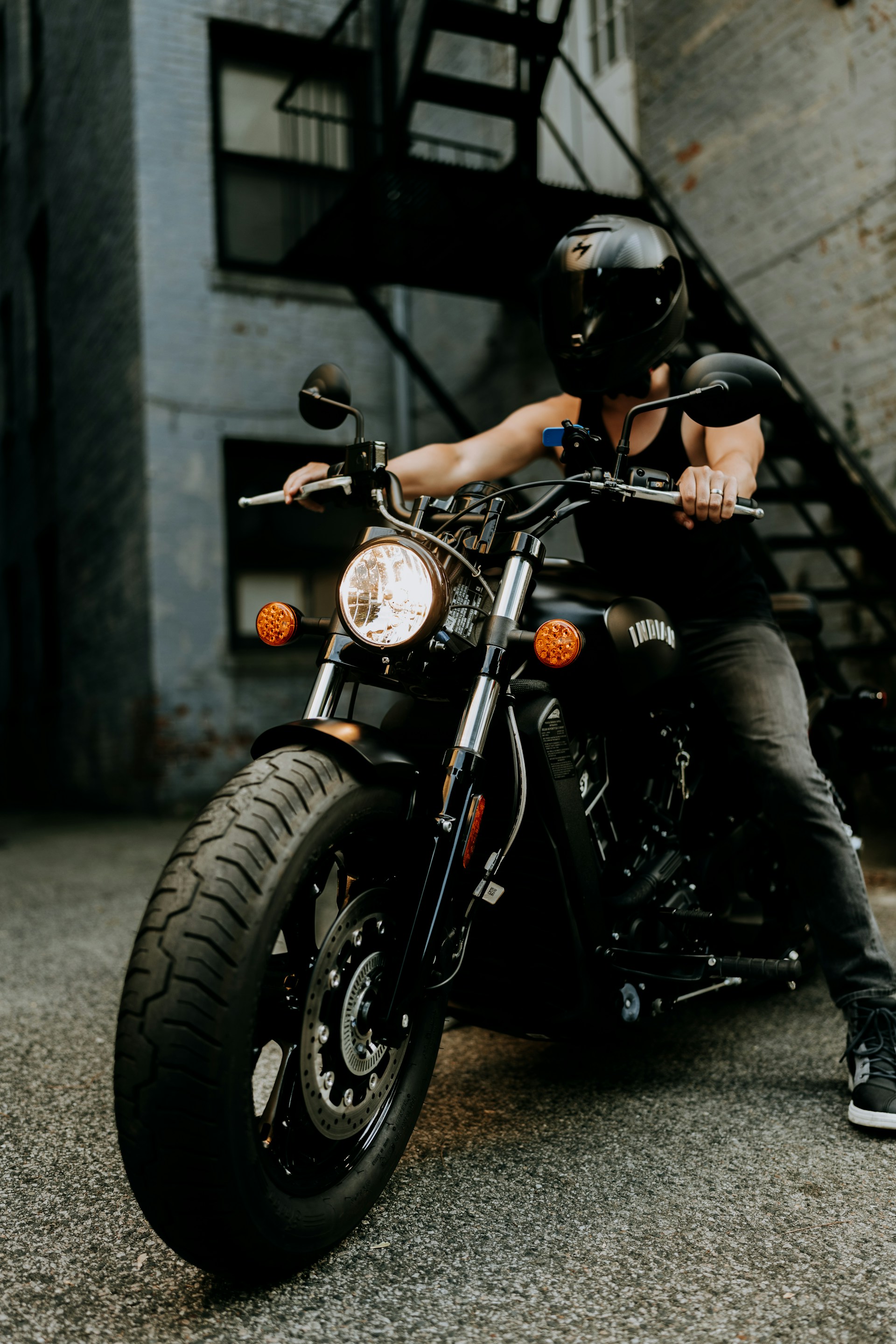 Un homme assis sur une moto | Source : Unsplash