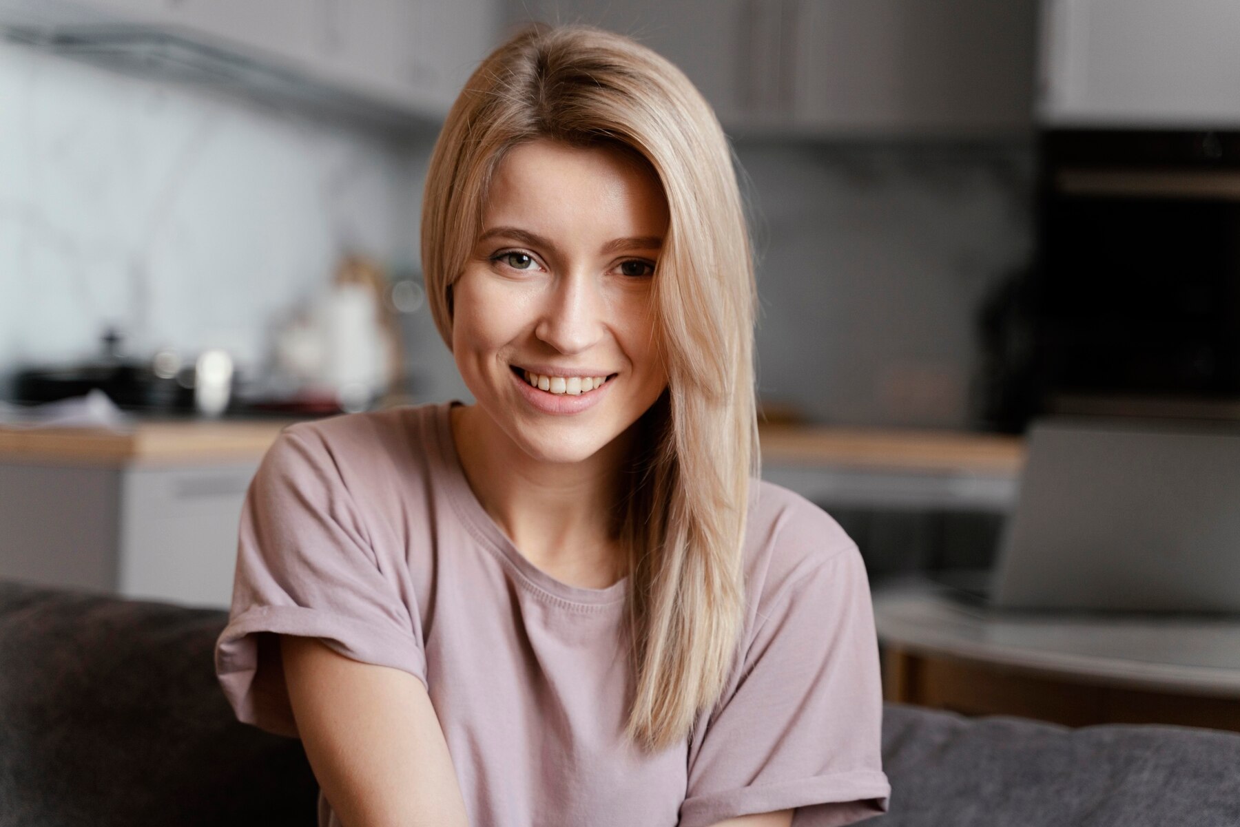 Une femme blonde souriante | Source : Freepik