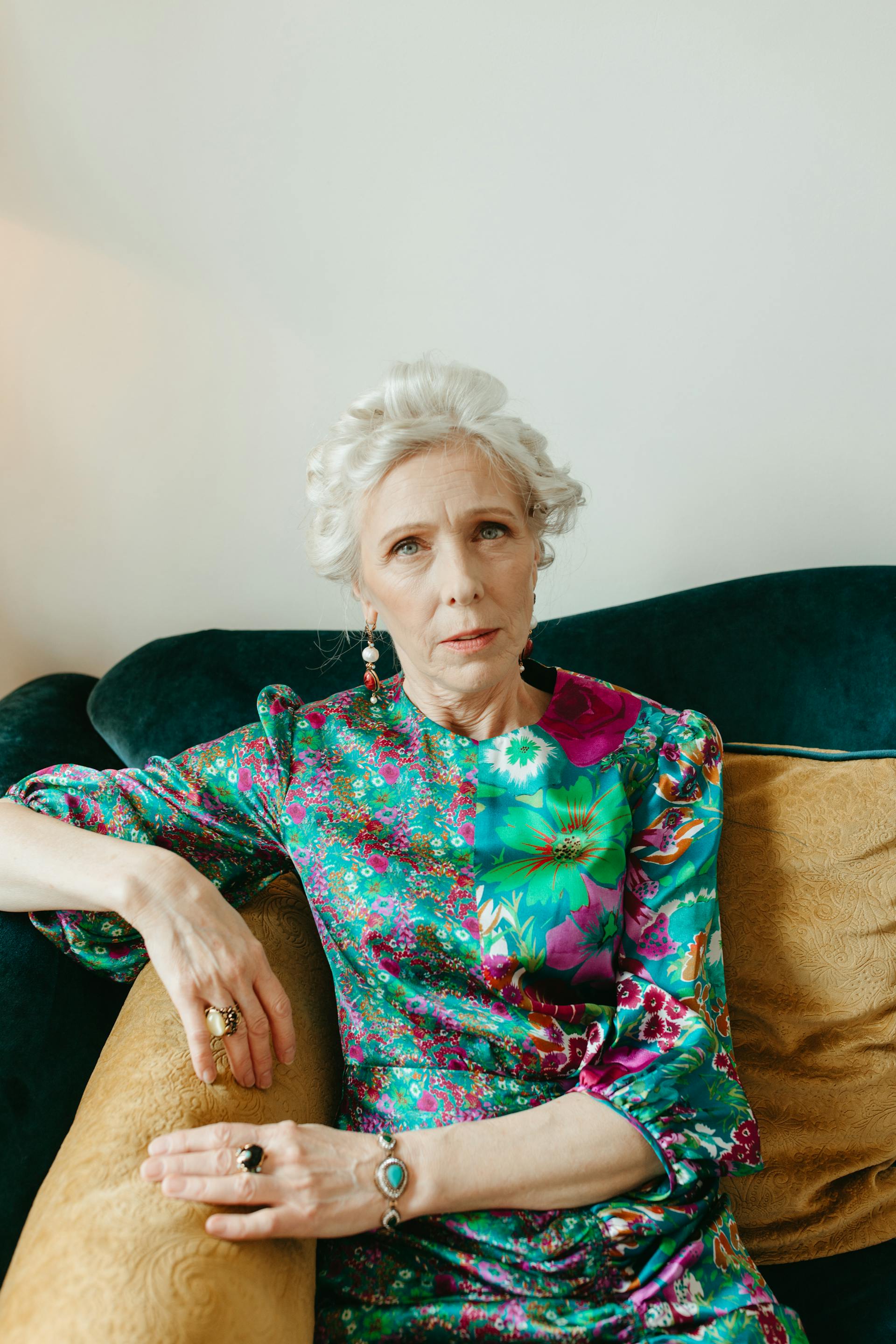 Une femme âgée assise sur le canapé et regardant quelqu'un | Source : Pexels