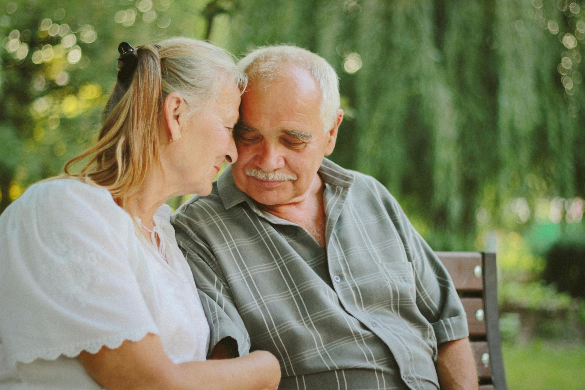 Un couple de personnes âgées assis sur le canapé | Source : Pexels