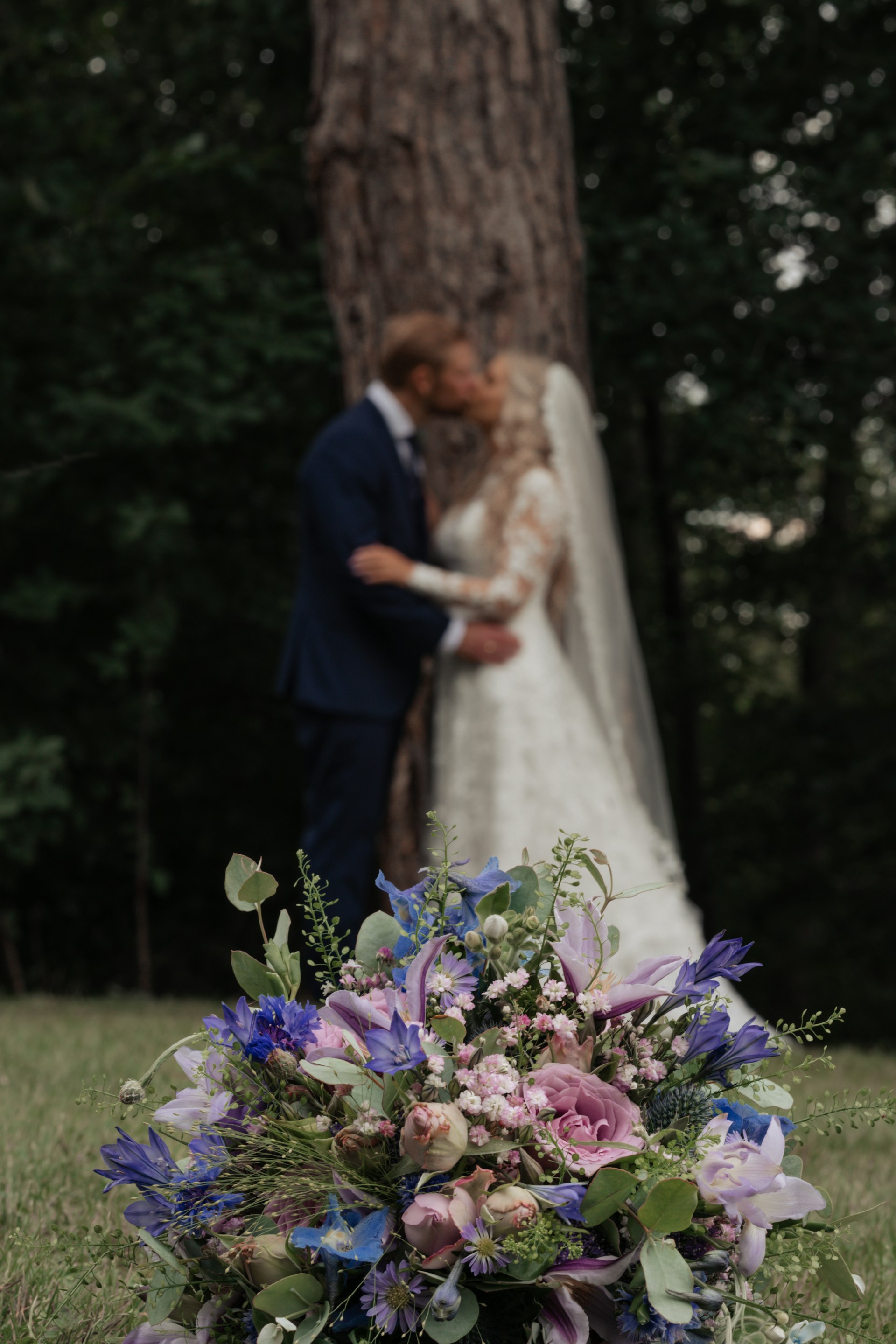 Une mariée et un marié qui s'embrassent | Source : Unsplash