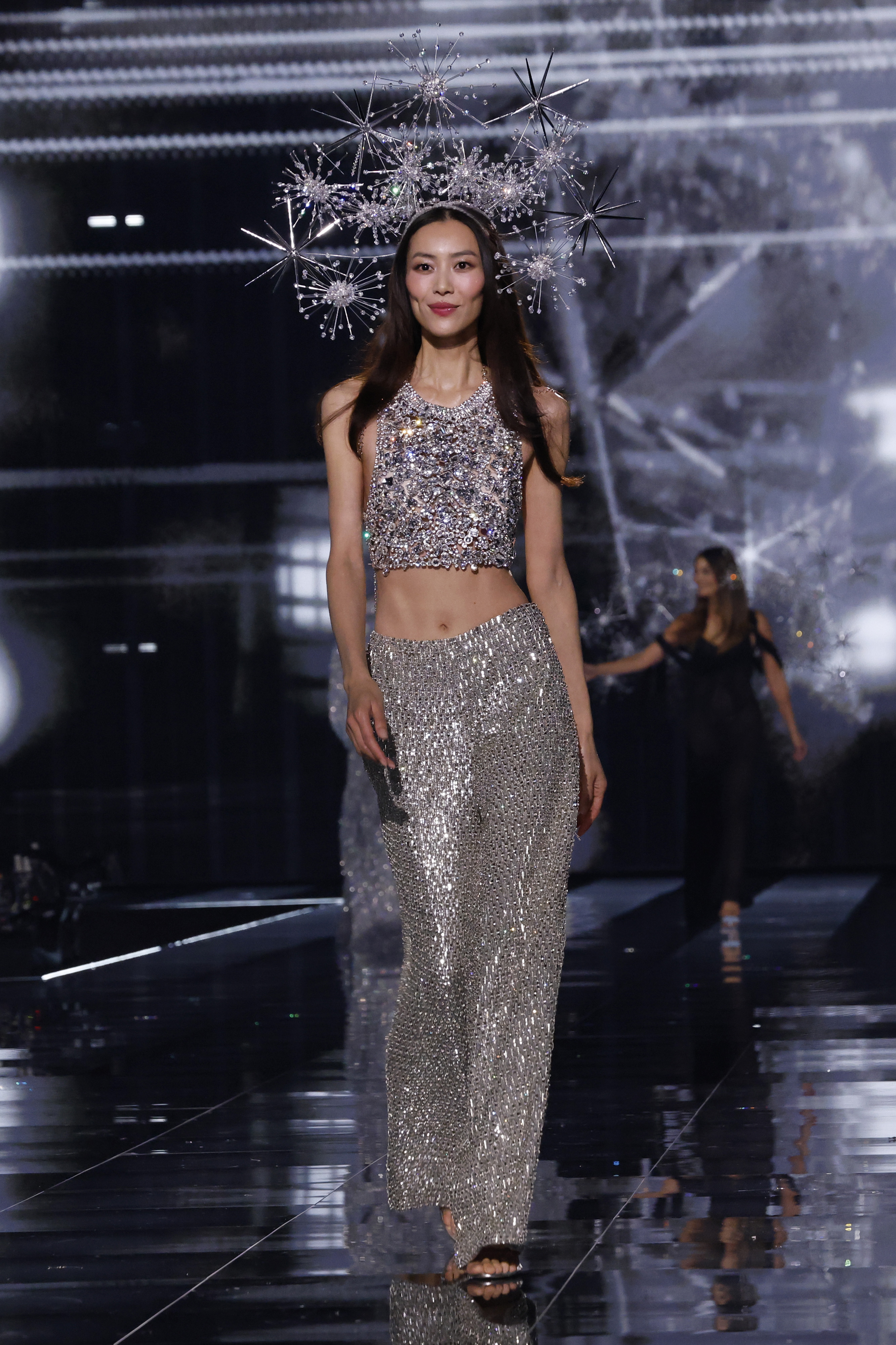 Liu Wen au défilé de mode Victoria's Secret qui s'est tenu aux Steiner Studios le 15 octobre 2025 à New York | Source : Getty Images