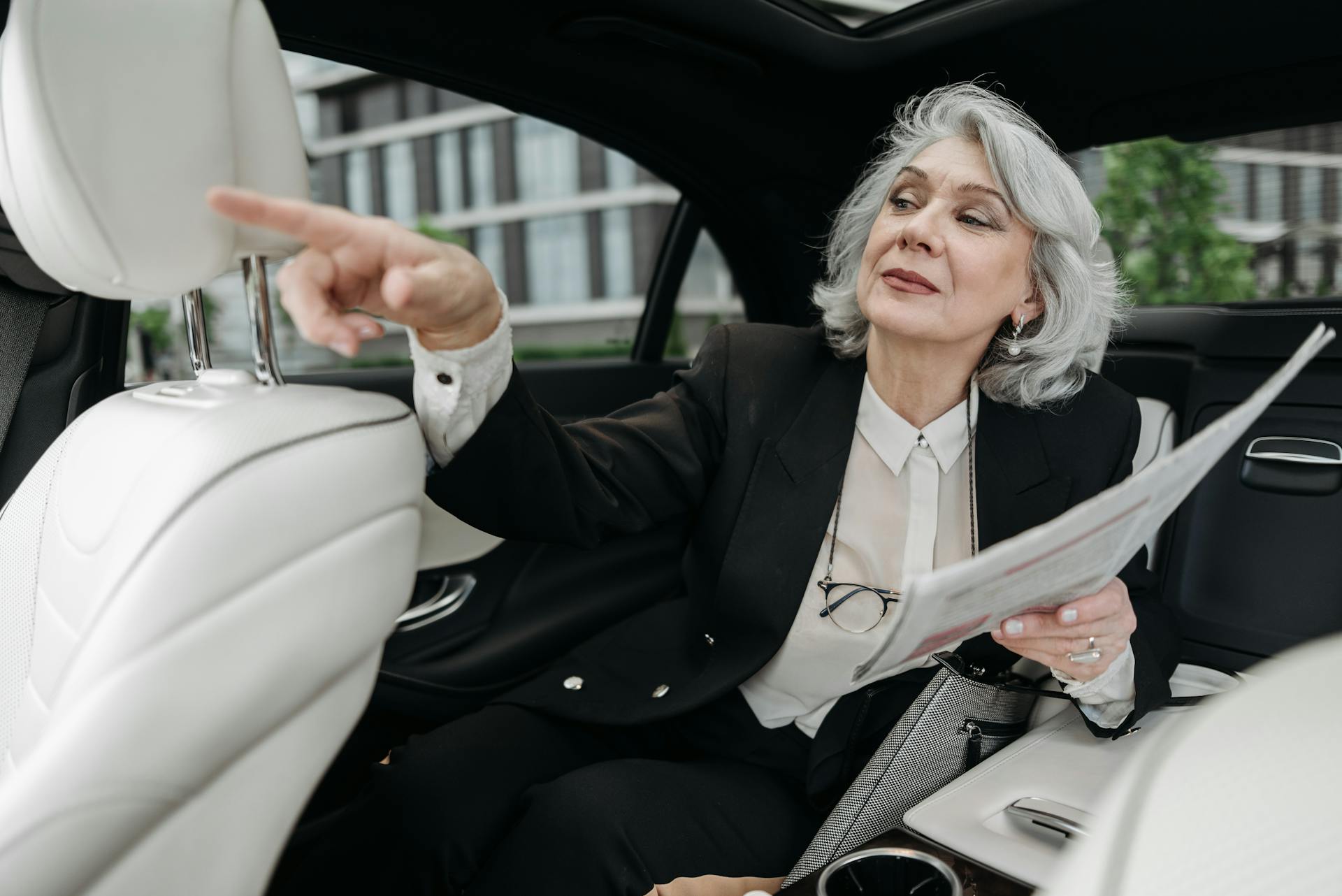 Une femme âgée assise dans une voiture | Source : Pexels