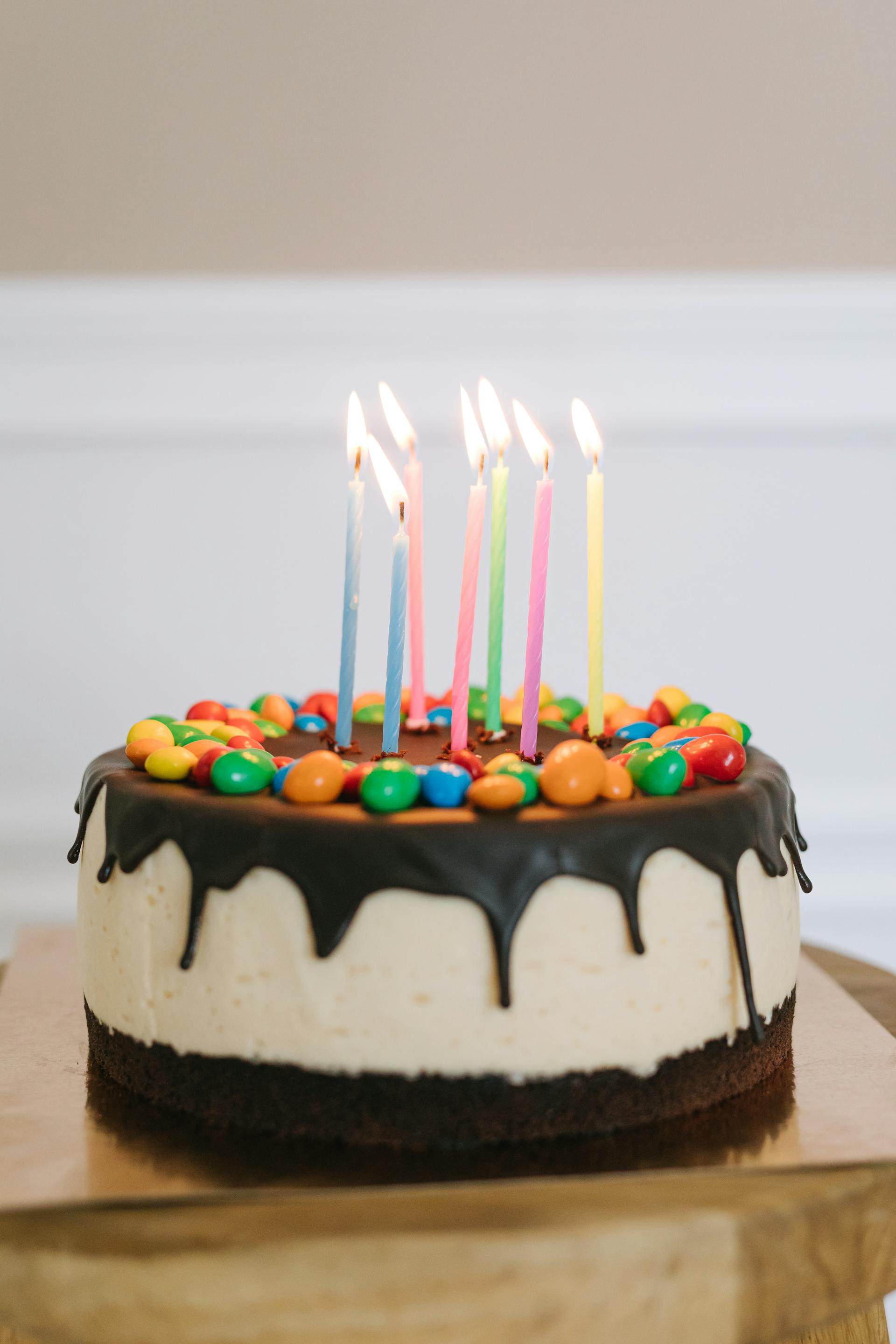 Un gâteau avec des bougies allumées | Source : Pexels