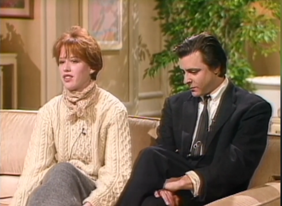 Aux côtés de Molly Ringwald, Emilio Estevez, Ally Sheedy, Anthony Michael Hall, Rob Lowe, Demi Moore, Andrew McCarthy et d'autres, il a été associé à ce groupe que les médias ont surnommé le « Brat Pack ». | Source : YouTube/@TODAY