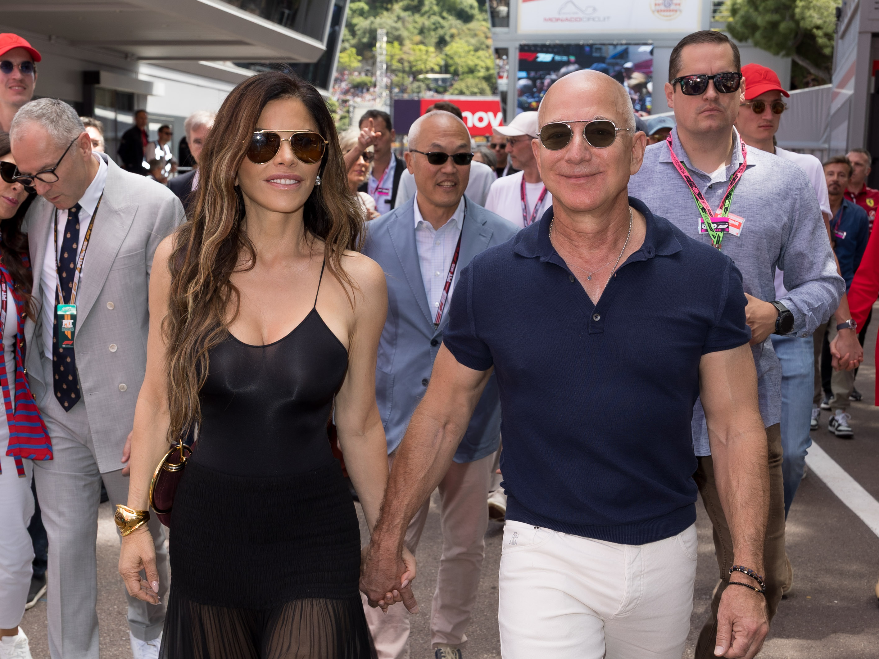Lauren Sánchez et Jeff Bezos marchent main dans la main lors du Grand Prix de F1 de Monaco, qui s'est tenu à Monte-Carlo le 25 mai 2025 | Source : Getty Images