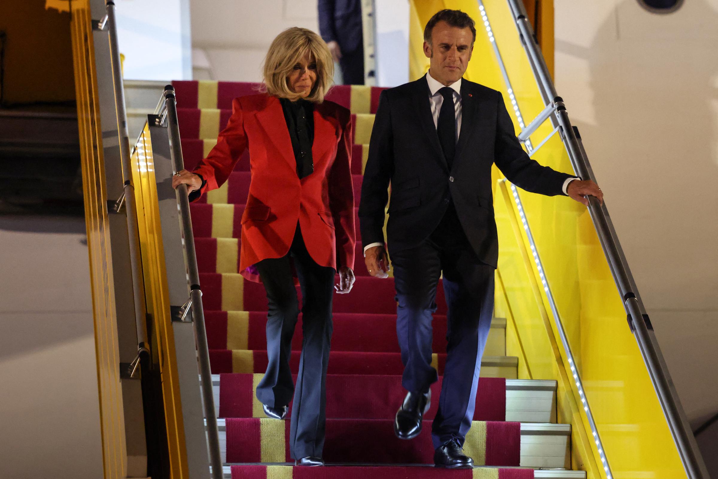 Le président français Emmanuel Macron et son épouse Brigitte Macron débarquent de l'avion à leur arrivée à l'aéroport international de Noi Bai à Hanoï, le 25 mai 2025 I Source : Getty Images