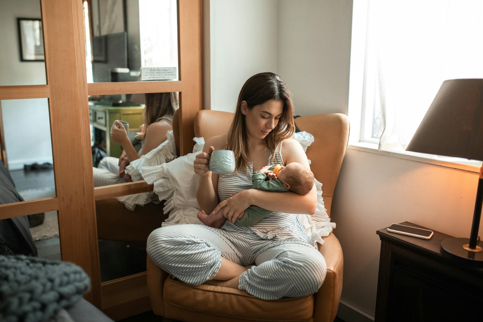 Une femme tenant un bébé | Source : Pexels
